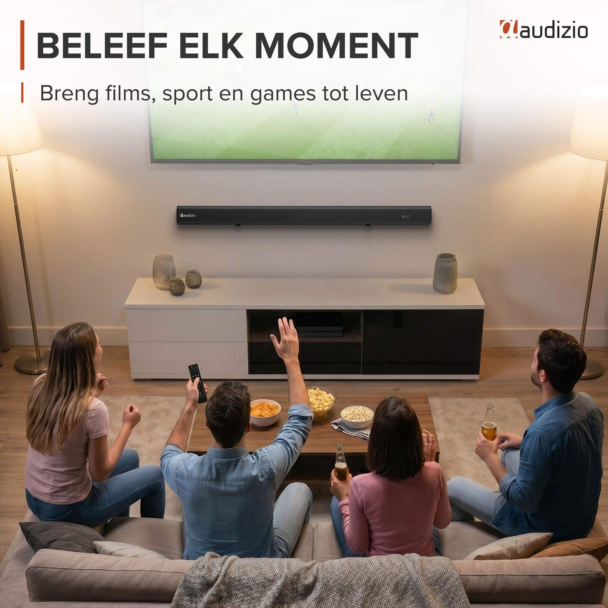 Cuatro personas sentadas en un sofá viendo la televisión. Aperitivos y bebidas en la mesa de centro.