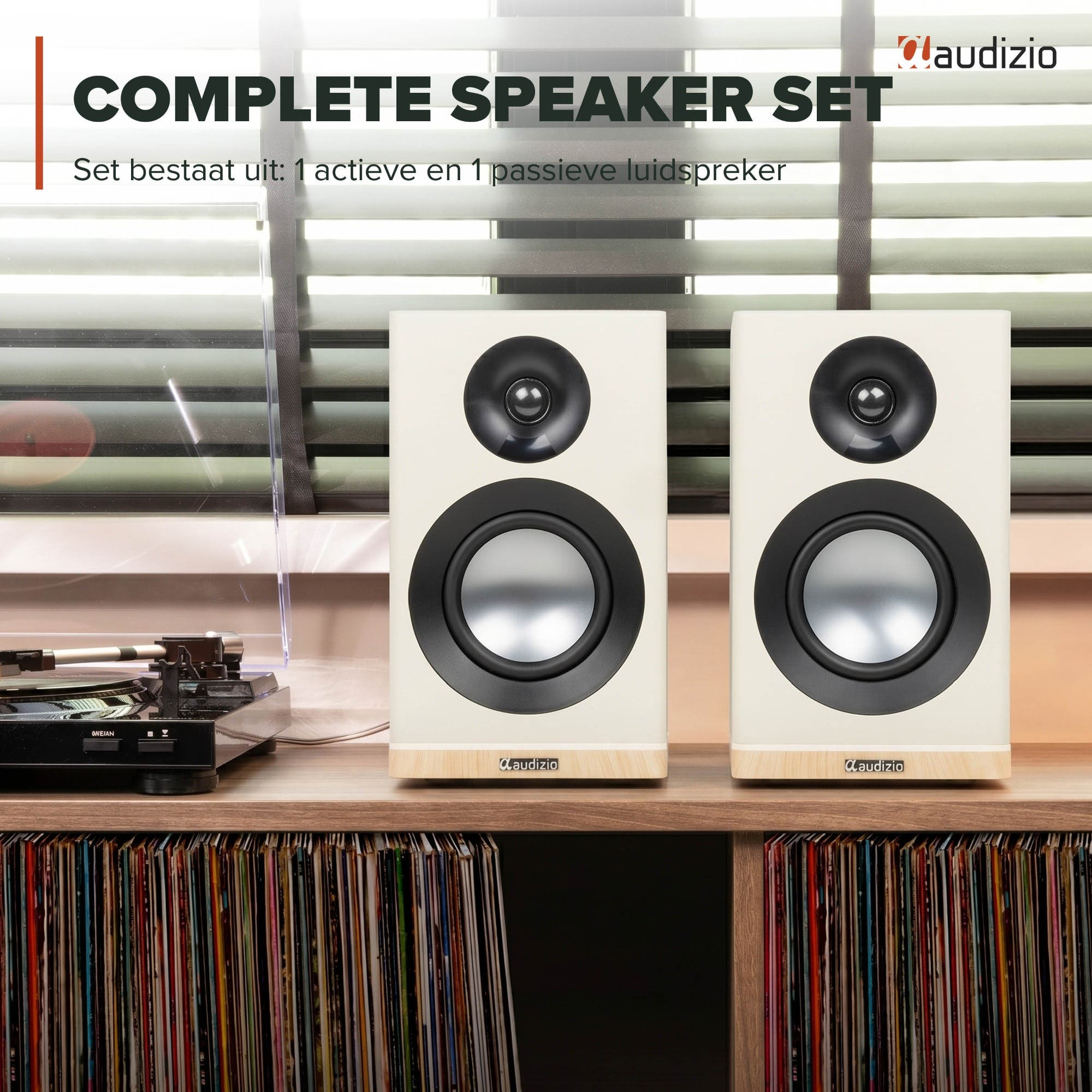 Dos altavoces blancos con tweeters negros y woofers plateados se sientan en un estante.