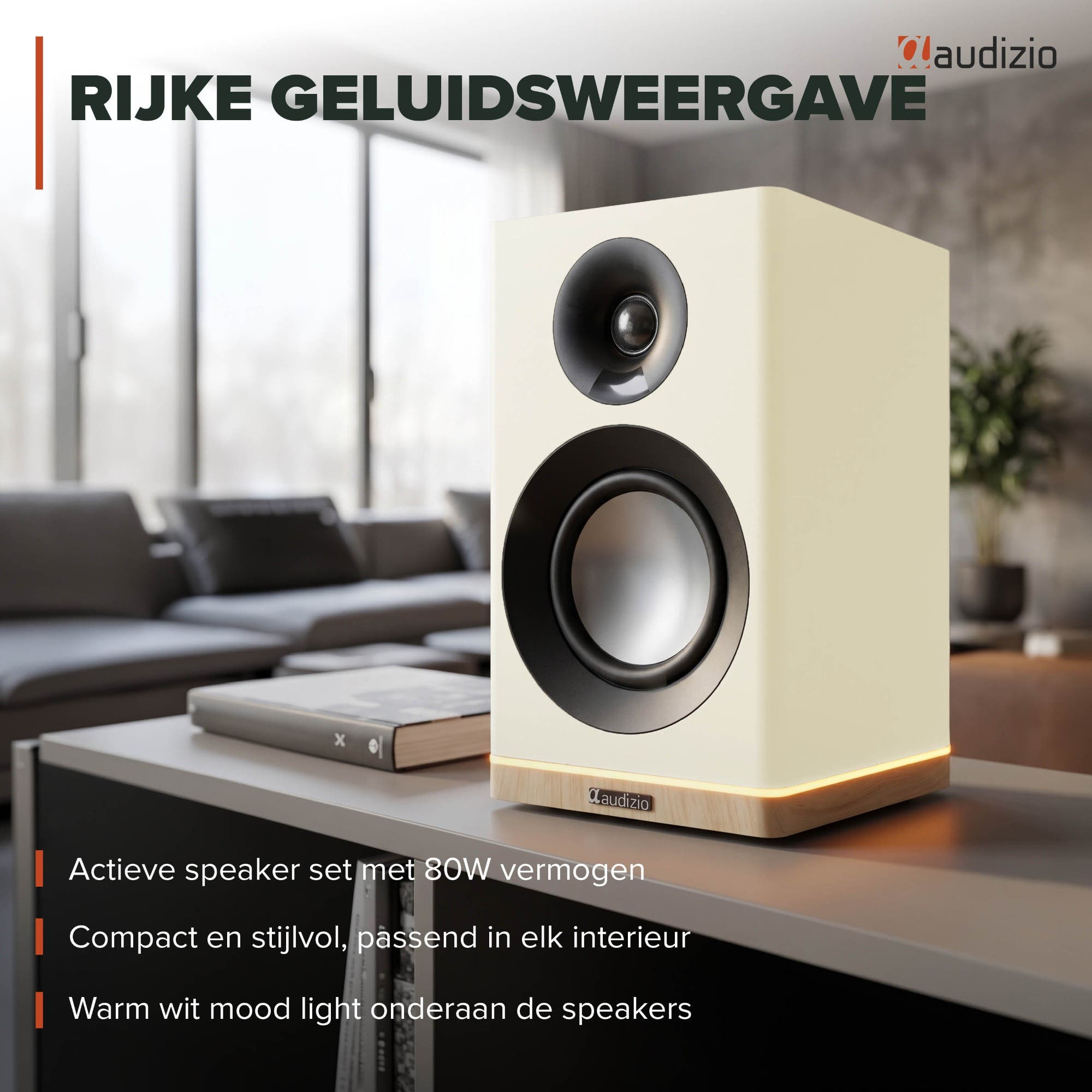 Un altavoz color crema con base de madera y luz cálida sobre una mesa.