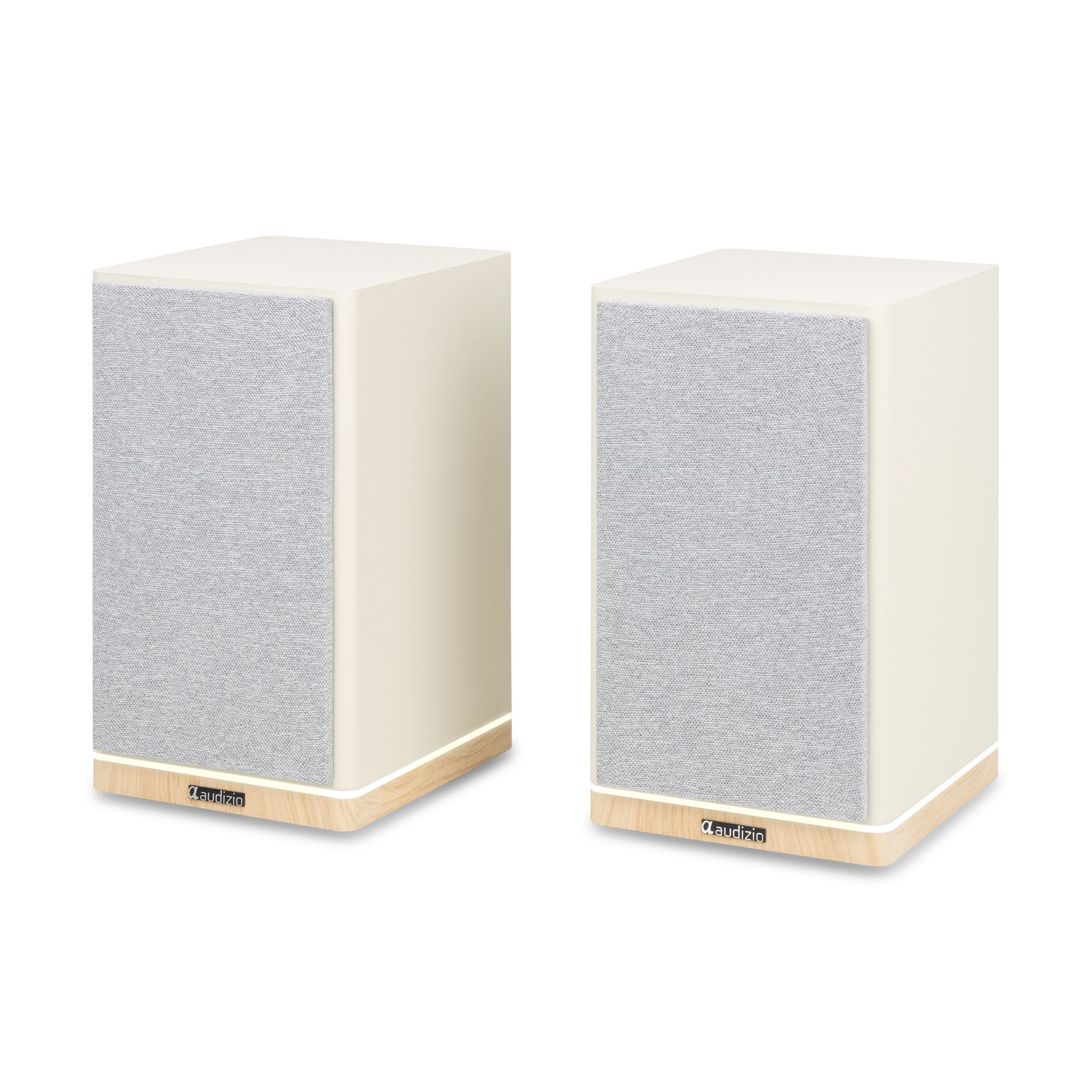 Dos altavoces color crema con frentes de tela gris y bases de madera.