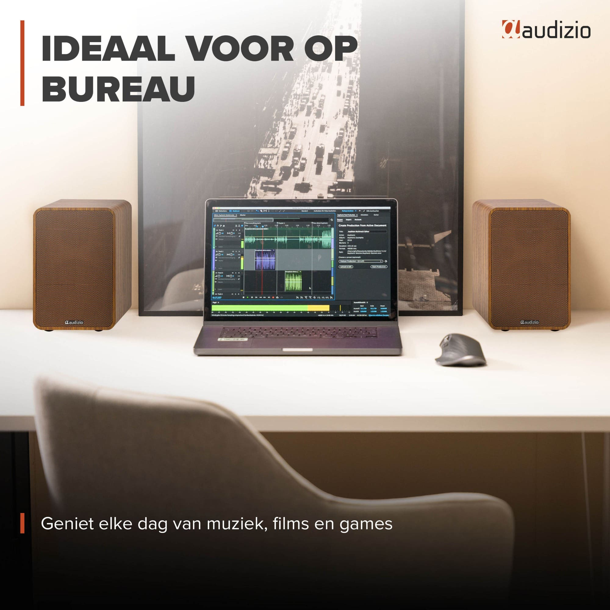 Un escritorio con dos altavoces de madera, un portátil con software de audio y un ratón.