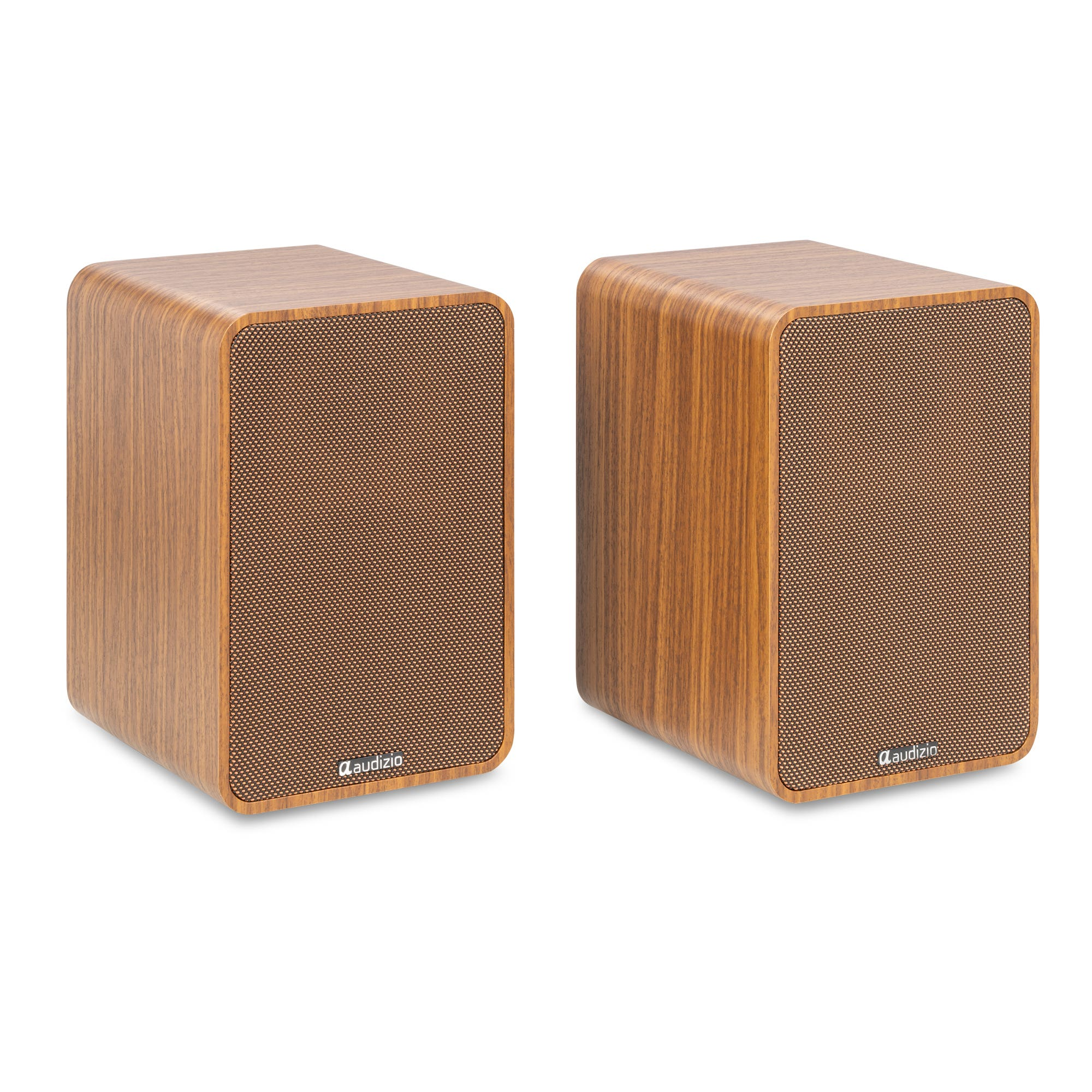 Dos altavoces de madera marrón con frentes de tela y logos plateados, sobre fondo blanco.