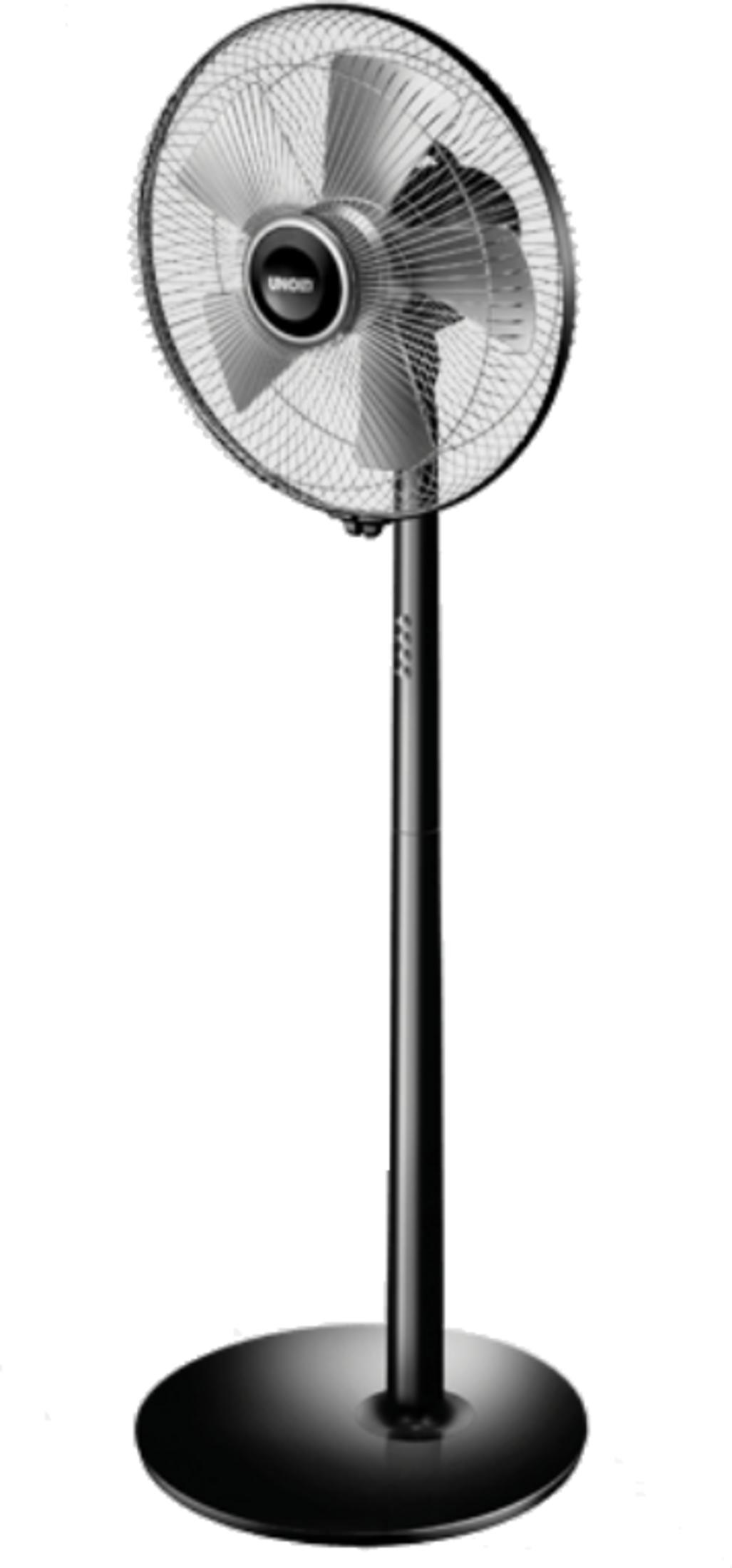 Un ventilador de pedestal negro con base redonda y rejilla de seguridad metálica.