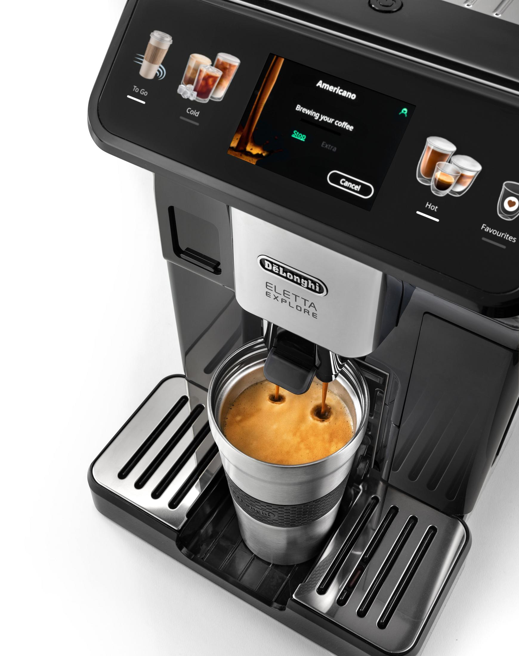 Una macchina da caffè DeLonghi prepara un Americano in una tazza argentata.