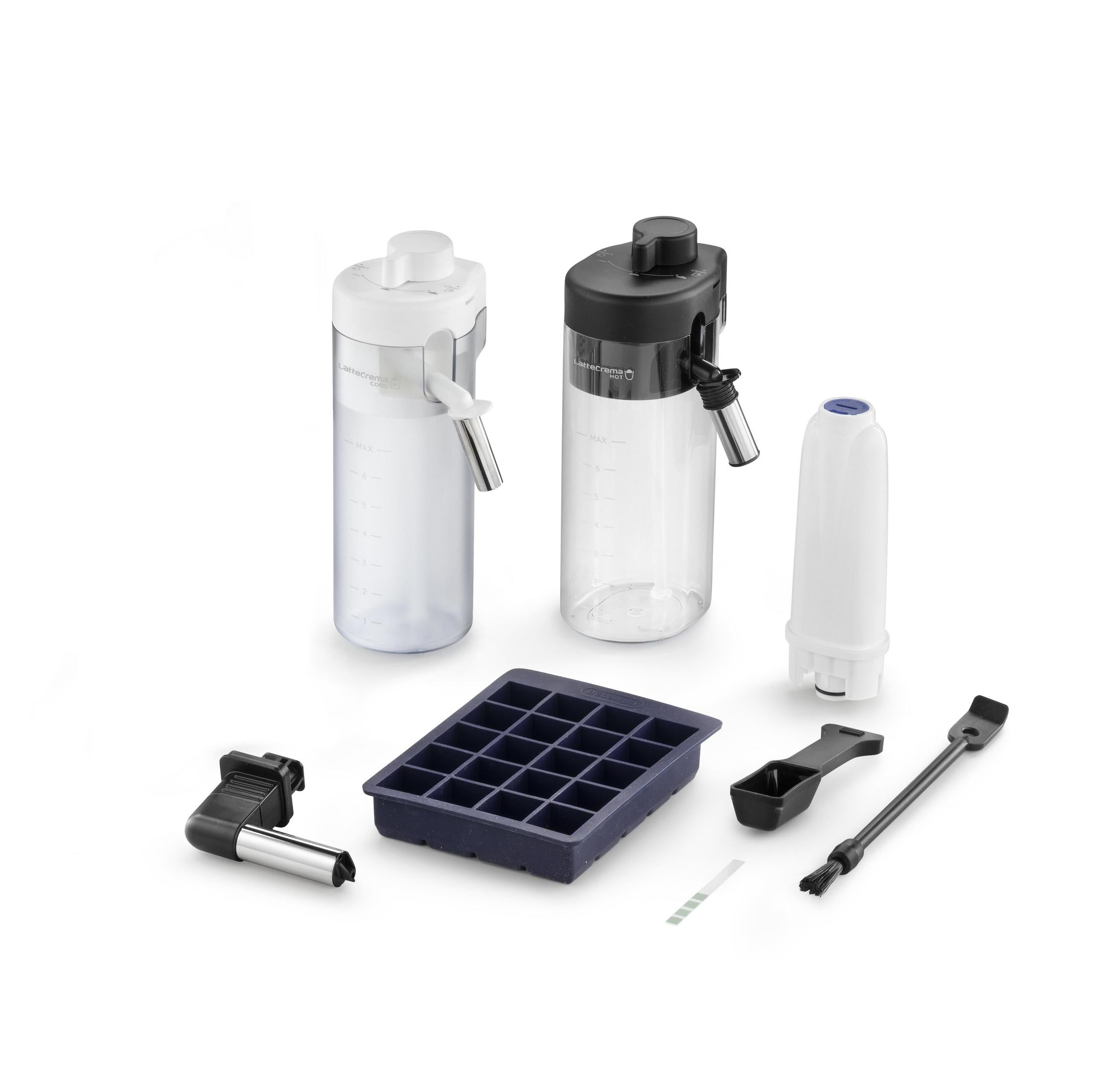 Due contenitori per latte, un filtro acqua, una vaschetta per cubetti di ghiaccio e accessori.