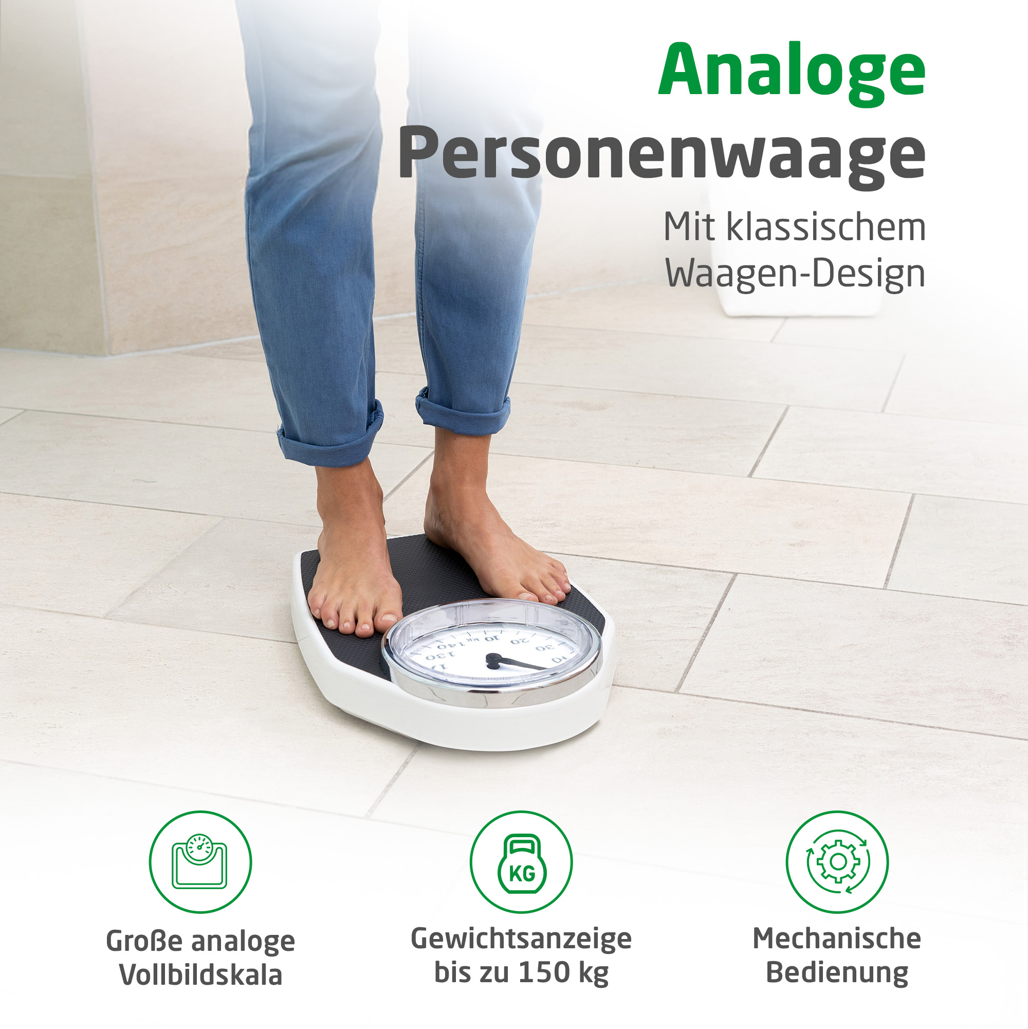 Una persona è in piedi su una bilancia pesapersone analogica con quadrante e lancetta.
