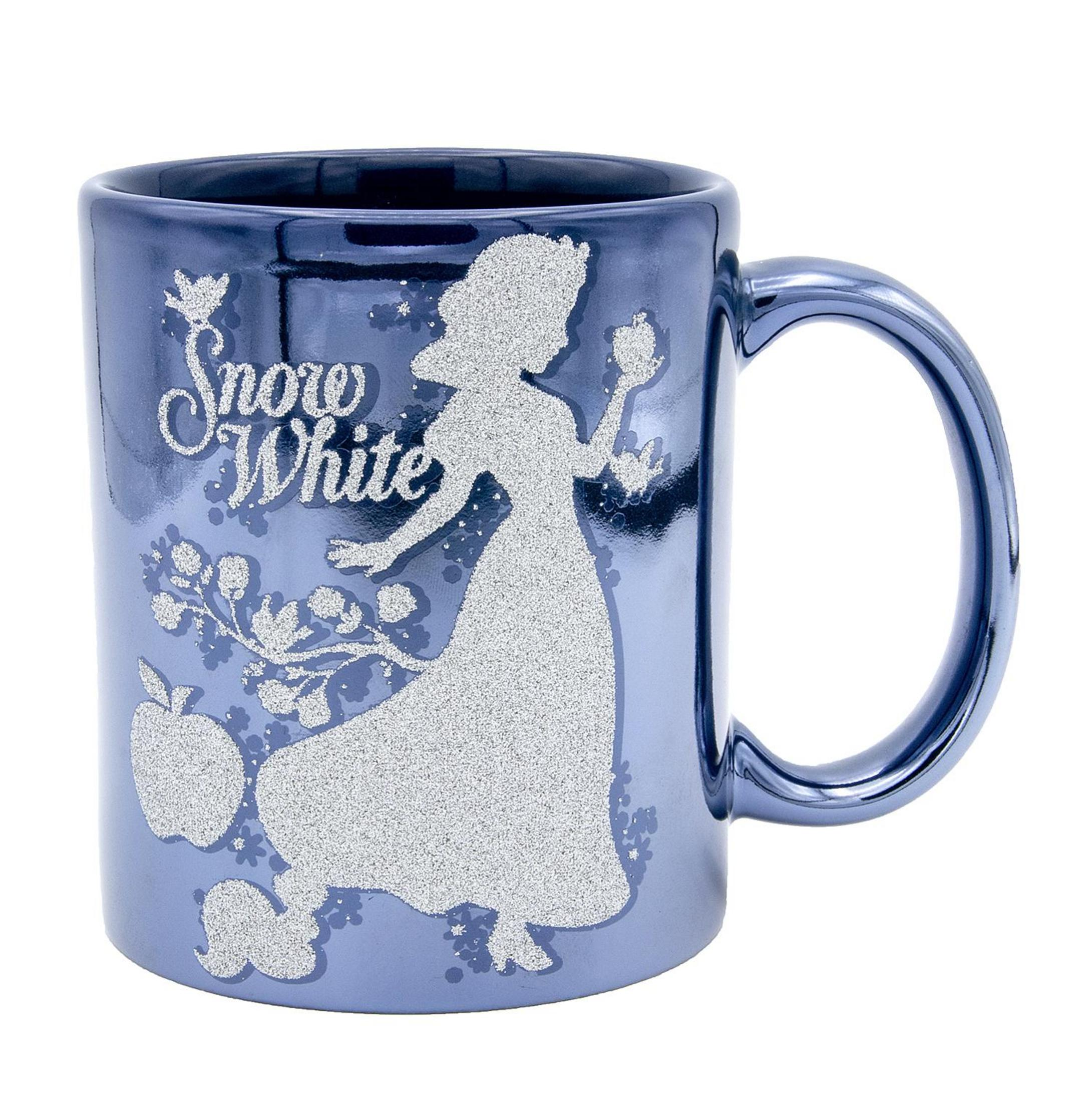 Eine blaue Tasse mit Snow White und einem Apfelmotiv.