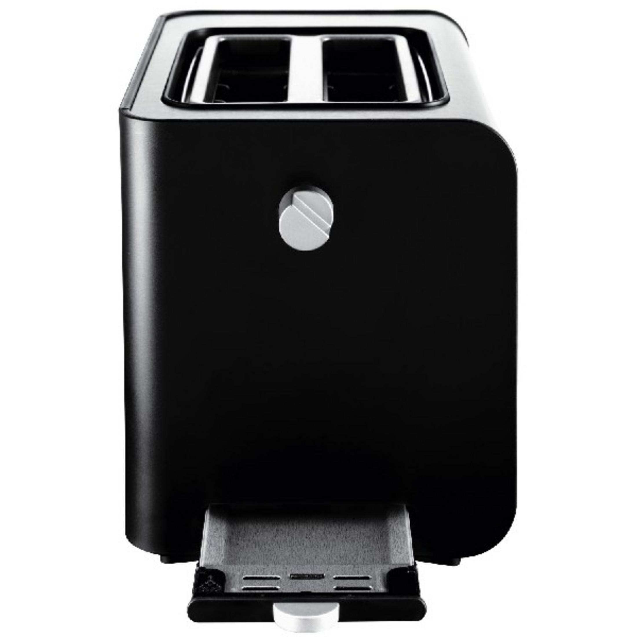 Ein schwarzer Toaster mit zwei Schlitzen und einem silbernen Hebel.