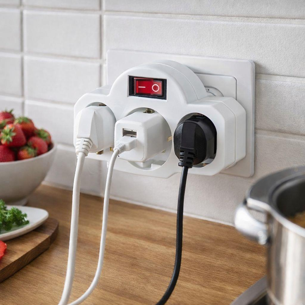 Prizde anahtarlı ve USB portlu beyaz bir güç adaptörü.