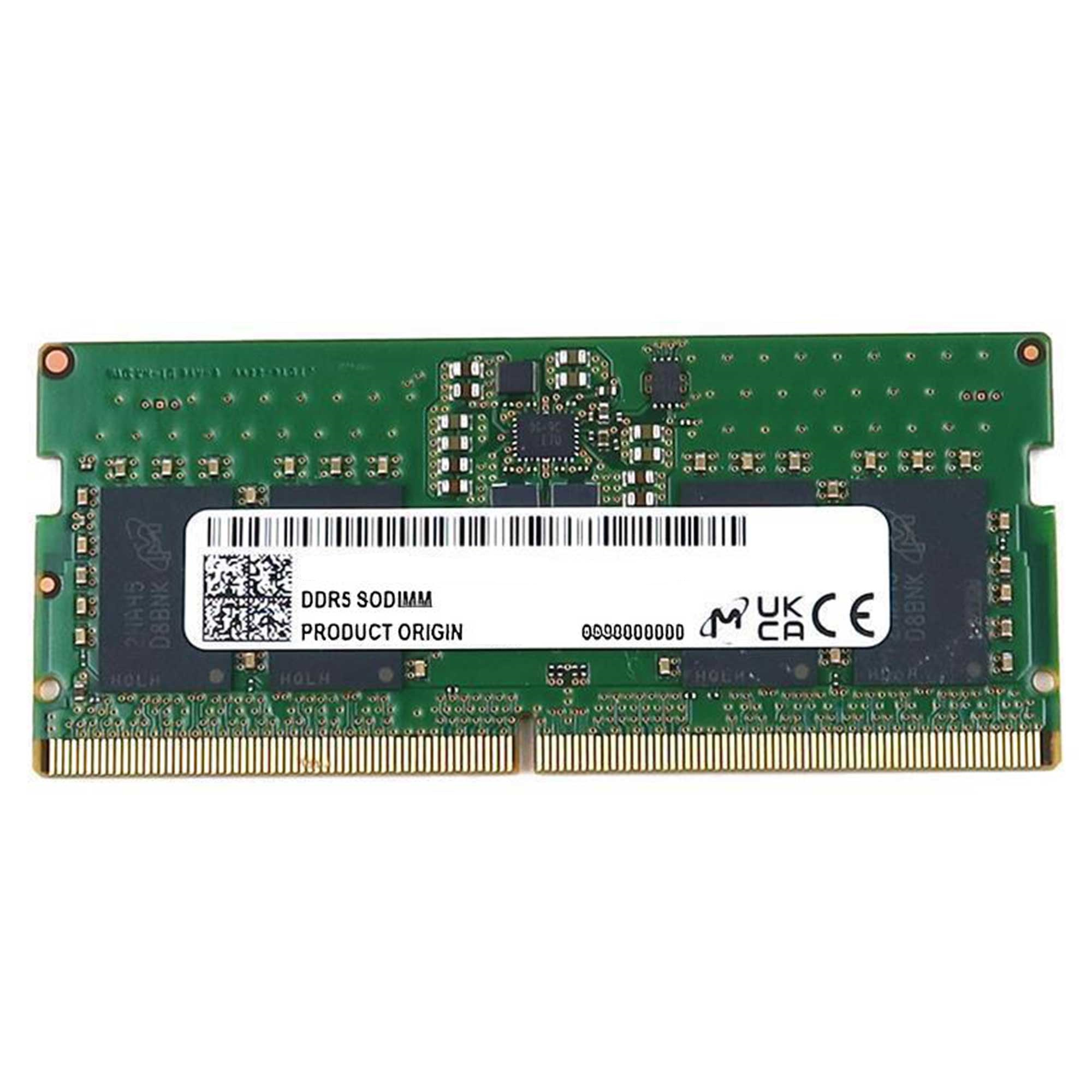 Barkod ve CE işareti bulunan etiketli, DDR5 SODIMM bellek modüllü yeşil devre kartı.