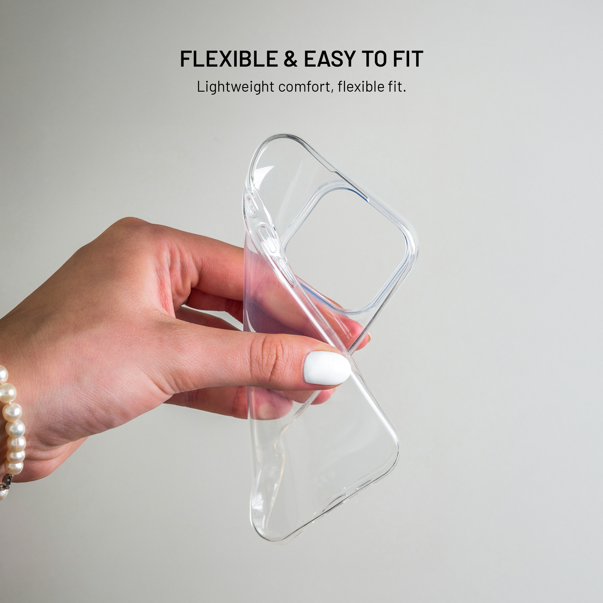 Eine Hand mit Perlenarmband biegt eine transparente Handyhülle.