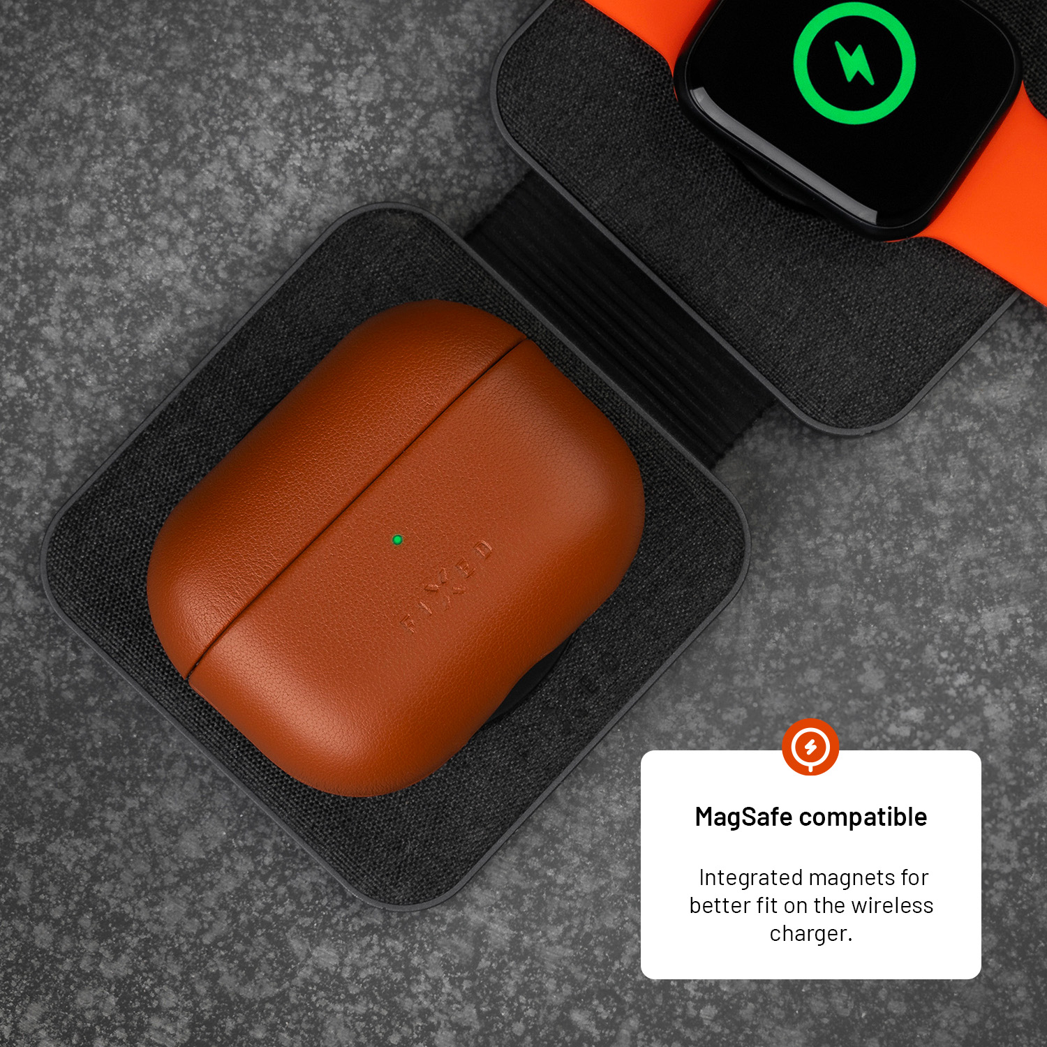 Braune Kopfhörerhülle und Apple Watch auf Ladegeräten auf grauem Hintergrund.
