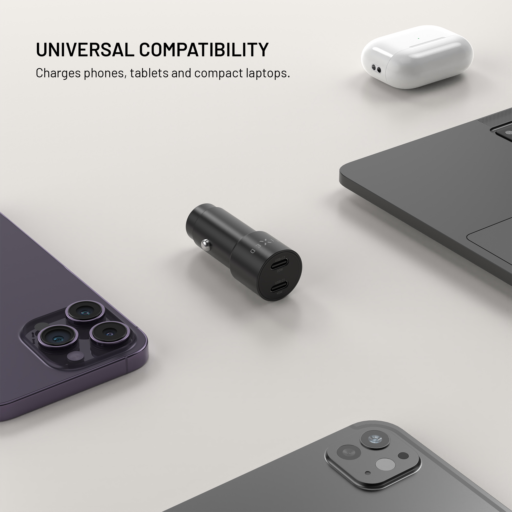 Schwarzer USB-C-Ladeadapter mit zwei Anschlüssen neben einem lila Smartphone und Laptop.