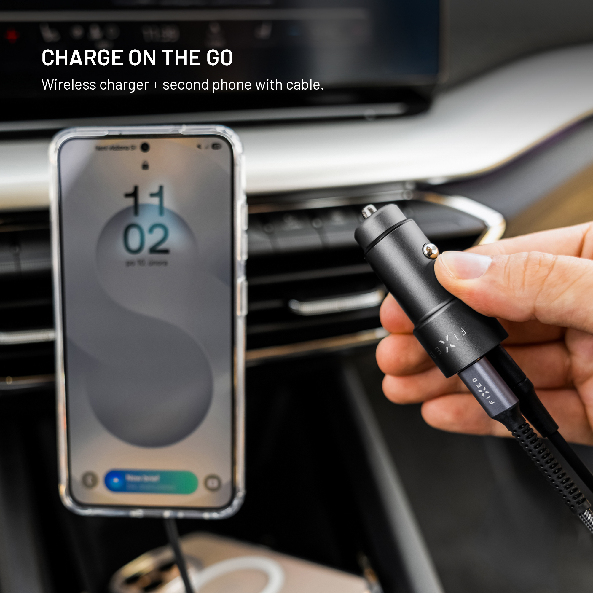 Ein Handy mit Ladeanzeige und ein schwarzer Kfz-Ladeadapter mit Kabel.