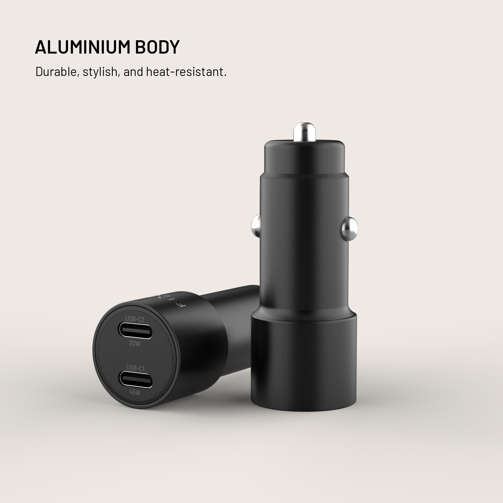 Zwei schwarze USB-C-Autoladegeräte mit Aluminiumgehäuse, eines vorne und eines daneben.