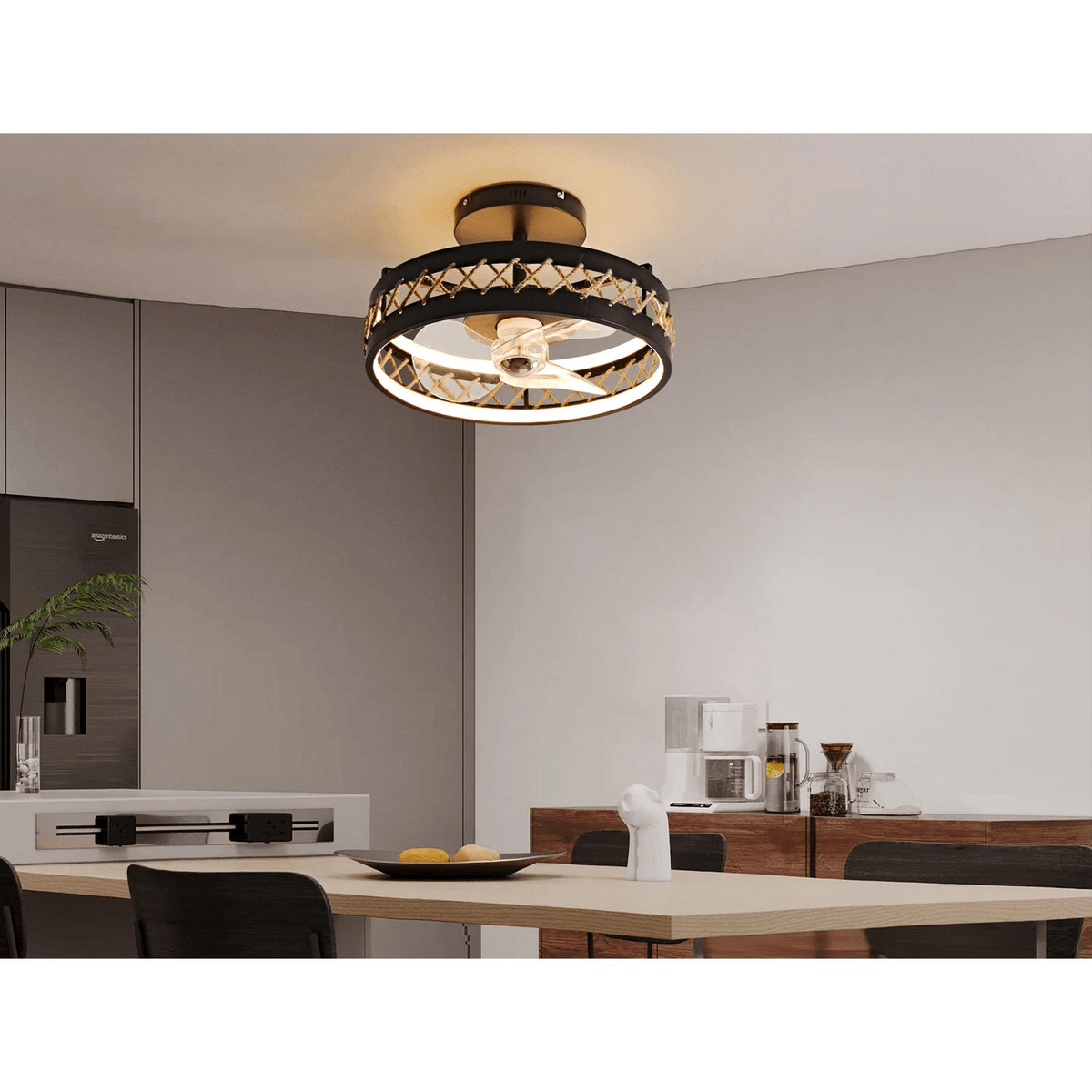 Deckenventilator mit Licht und dekorativem Rand im Esszimmer.