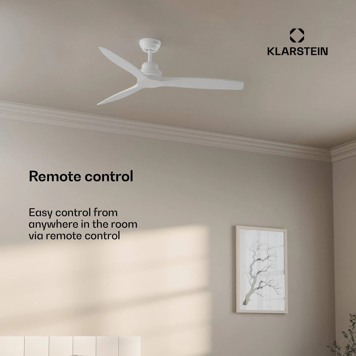 Un ventilador de techo blanco con tres aspas en un techo beige, con texto 