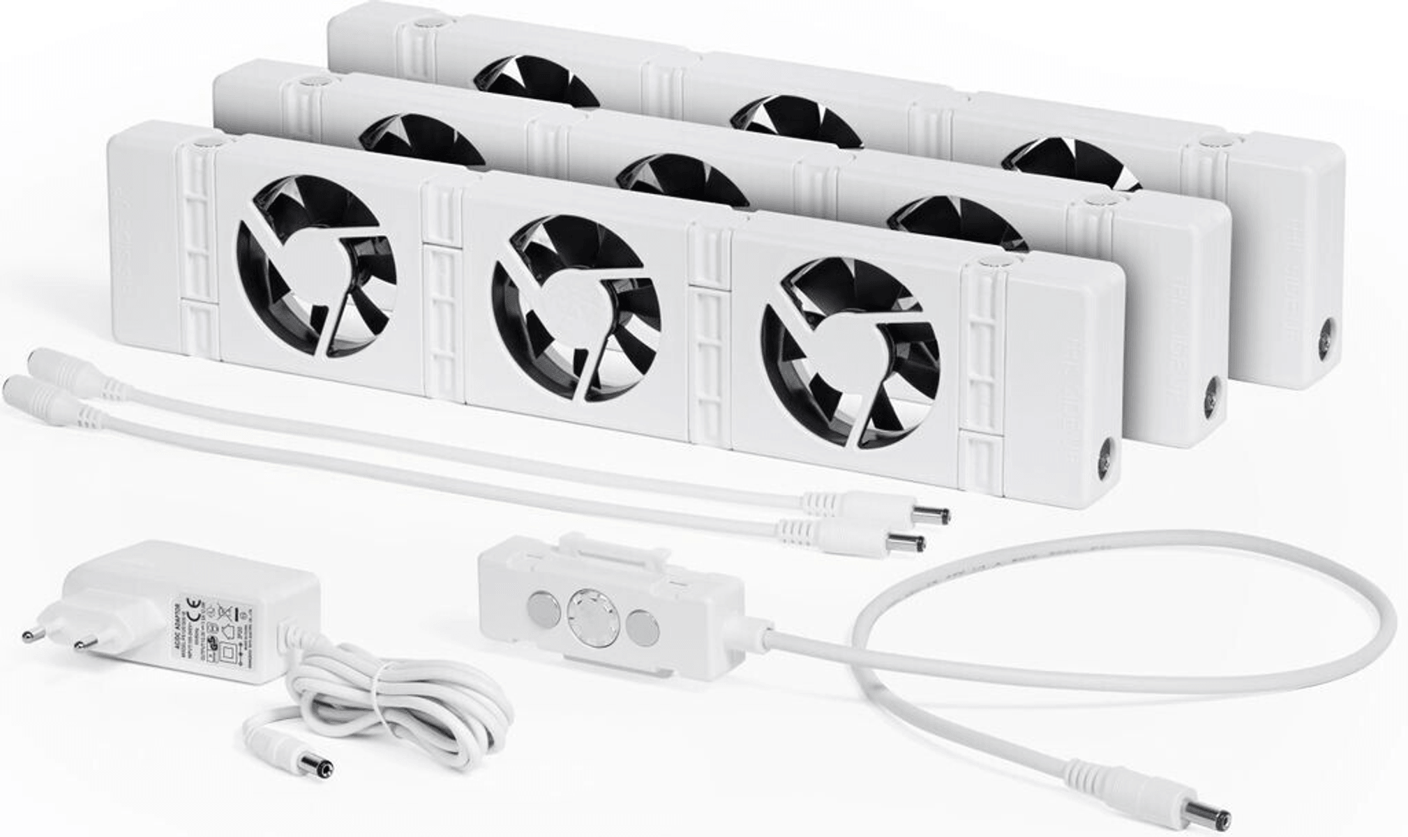 Ventiladores blancos para ordenador con cables, adaptador de corriente y controlador.