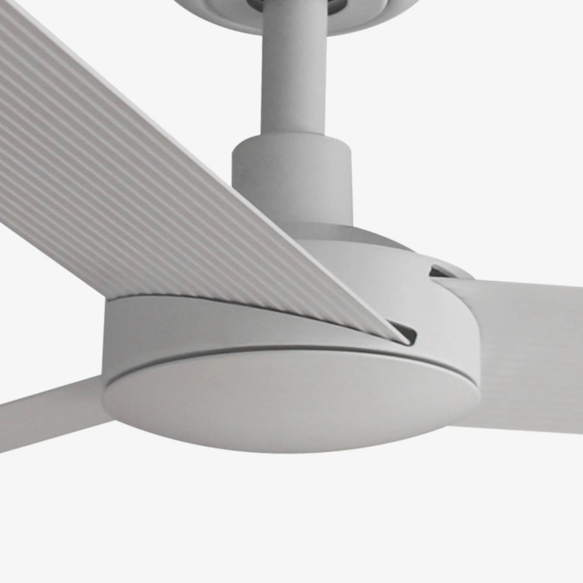 Un ventilatore da soffitto bianco con tre pale a coste.