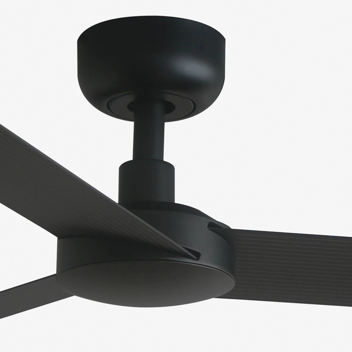 Un moderno ventilatore da soffitto nero con tre pale larghe su sfondo bianco.