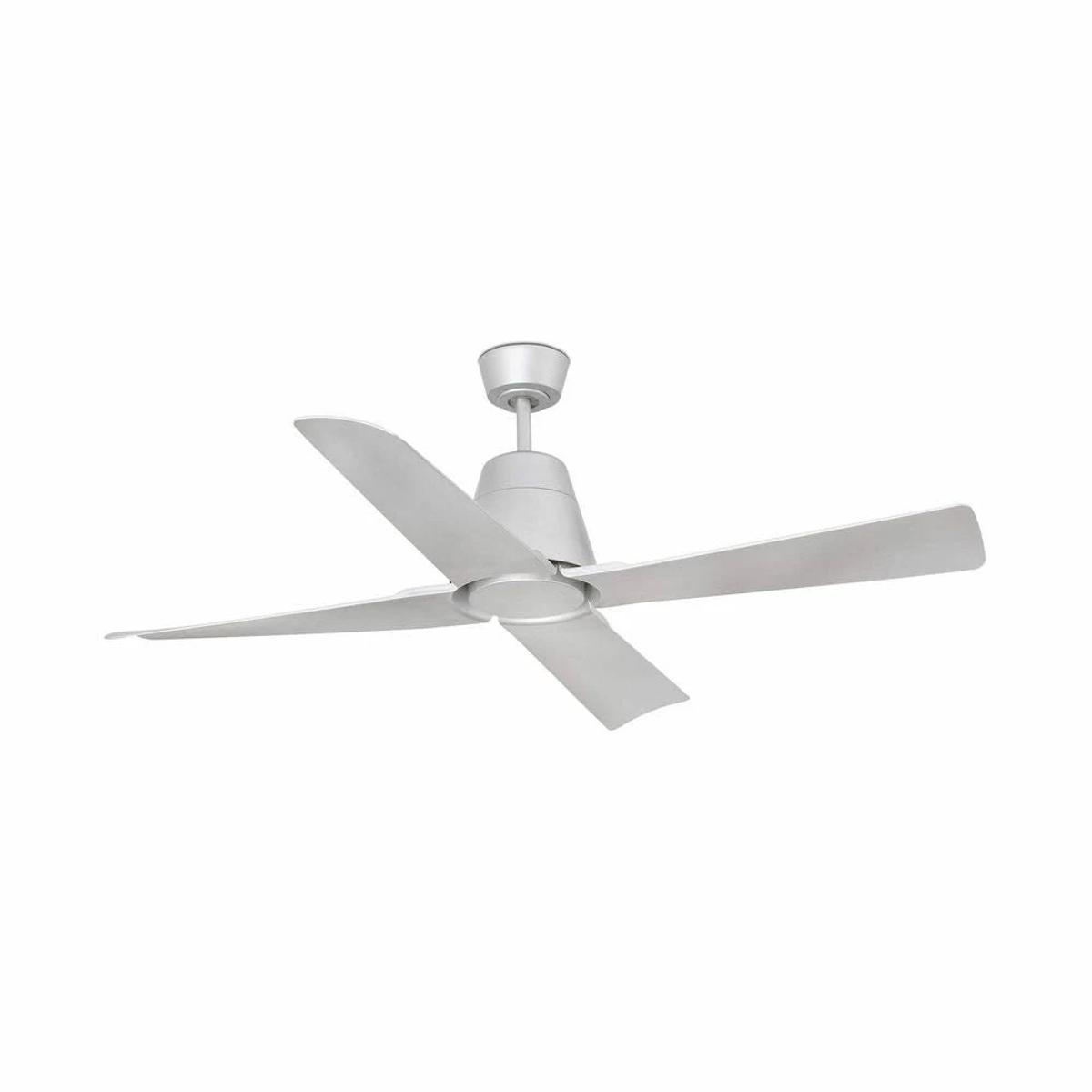 Un ventilatore da soffitto argentato a quattro pale su sfondo bianco.