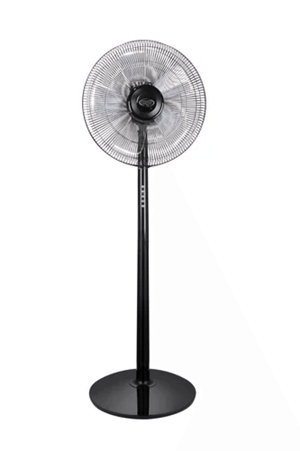 Un ventilatore da terra nero con base rotonda e palo regolabile.