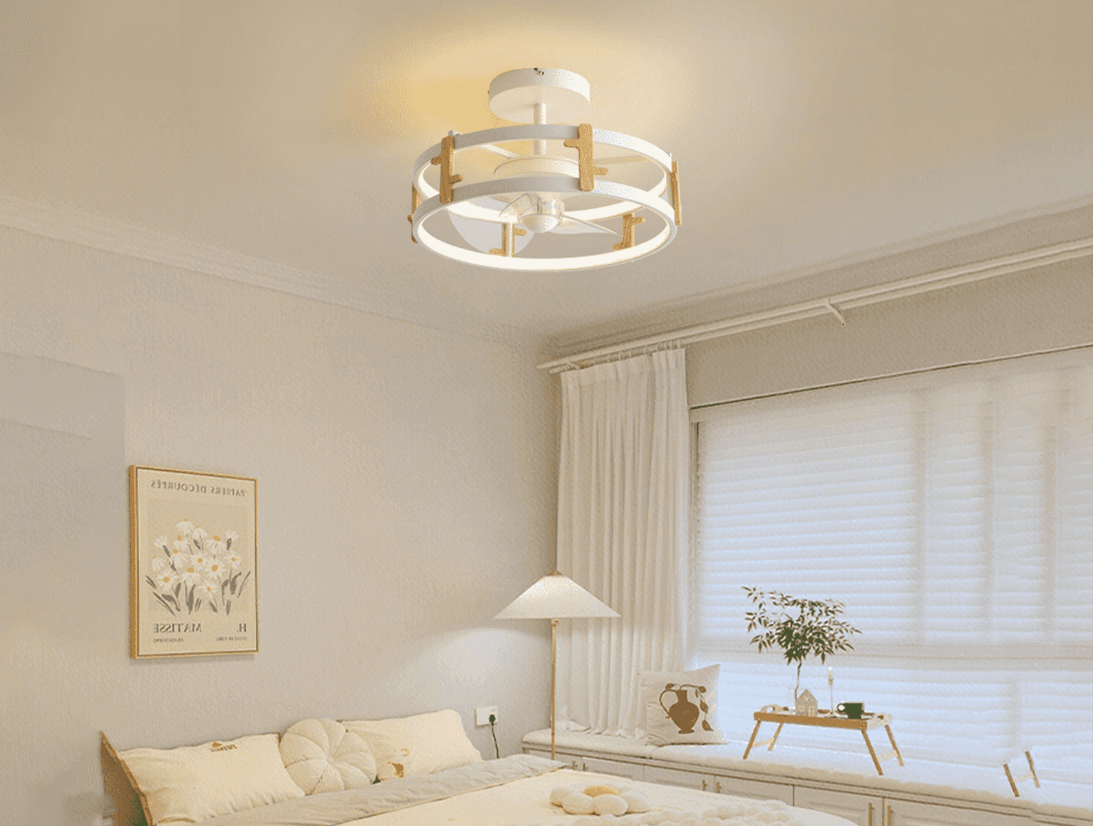 Un dormitorio con ventilador de techo, cama, mesita de noche y ventana.