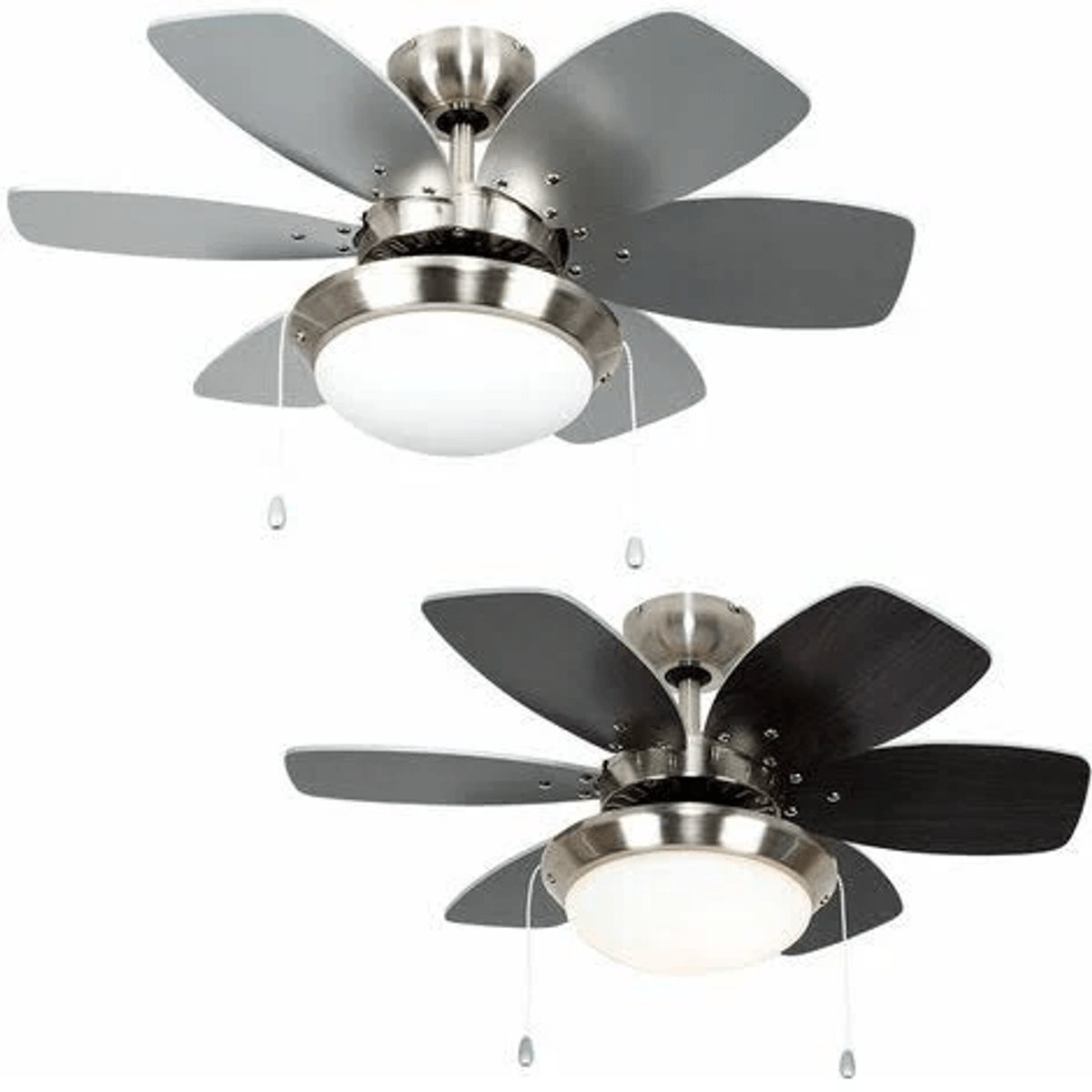 Zwei Deckenventilatoren mit Lichtern. Oberer Ventilator hat silberne Flügel, unterer dunkle Holzflügel.