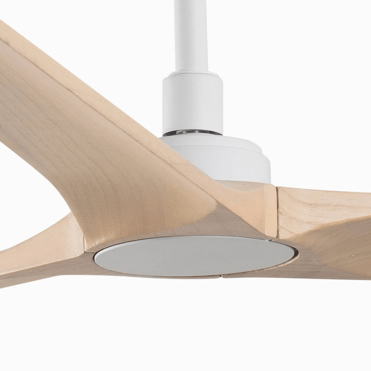 Un ventilatore da soffitto bianco con pale in legno naturale su sfondo bianco.