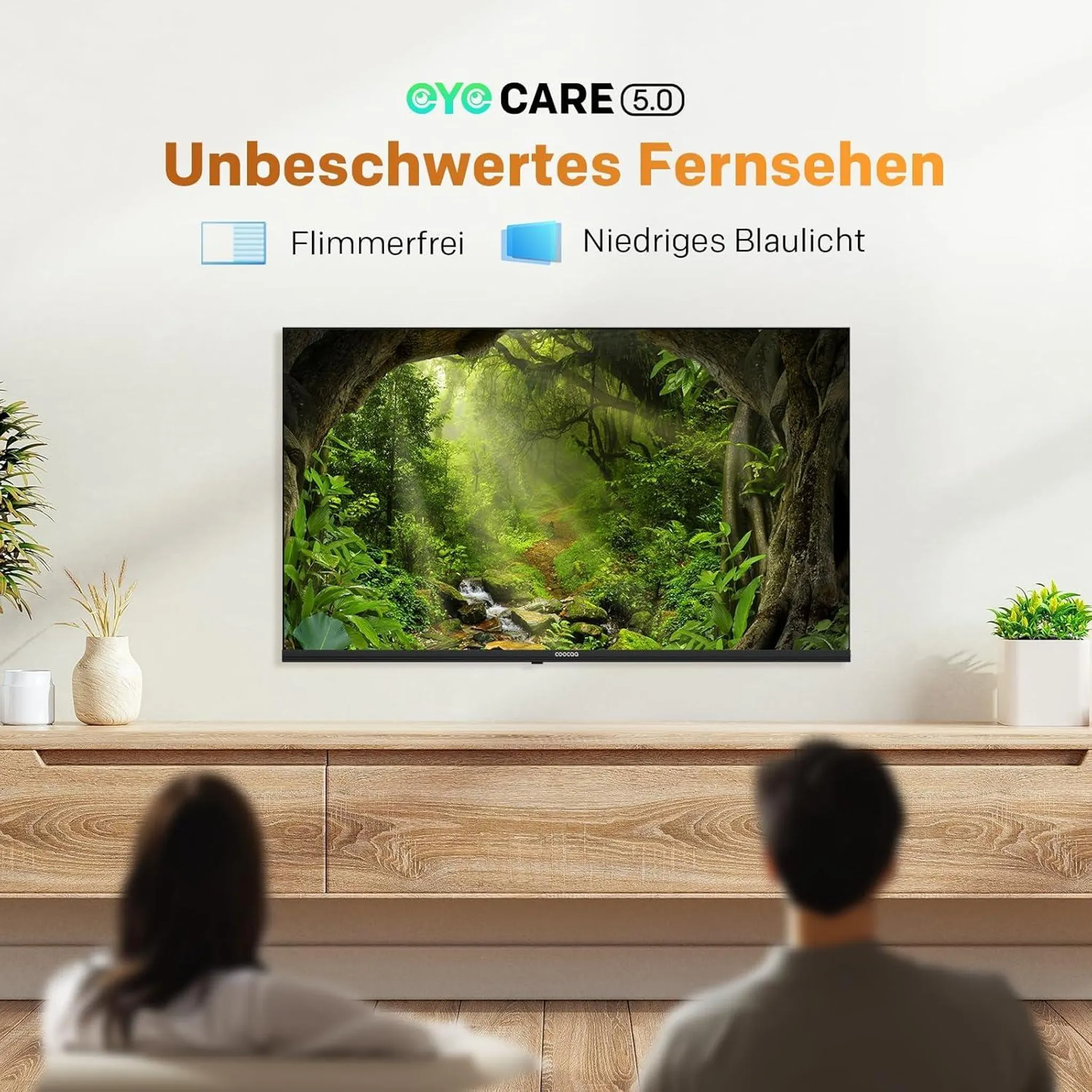 Ein Paar schaut auf einen Fernseher, der ein Dschungelbild zeigt. Oben steht "Eye Care 5.0".
