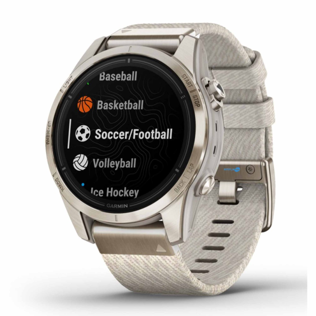 Uno smartwatch Garmin argentato con cinturino chiaro mostra sport come il baseball.