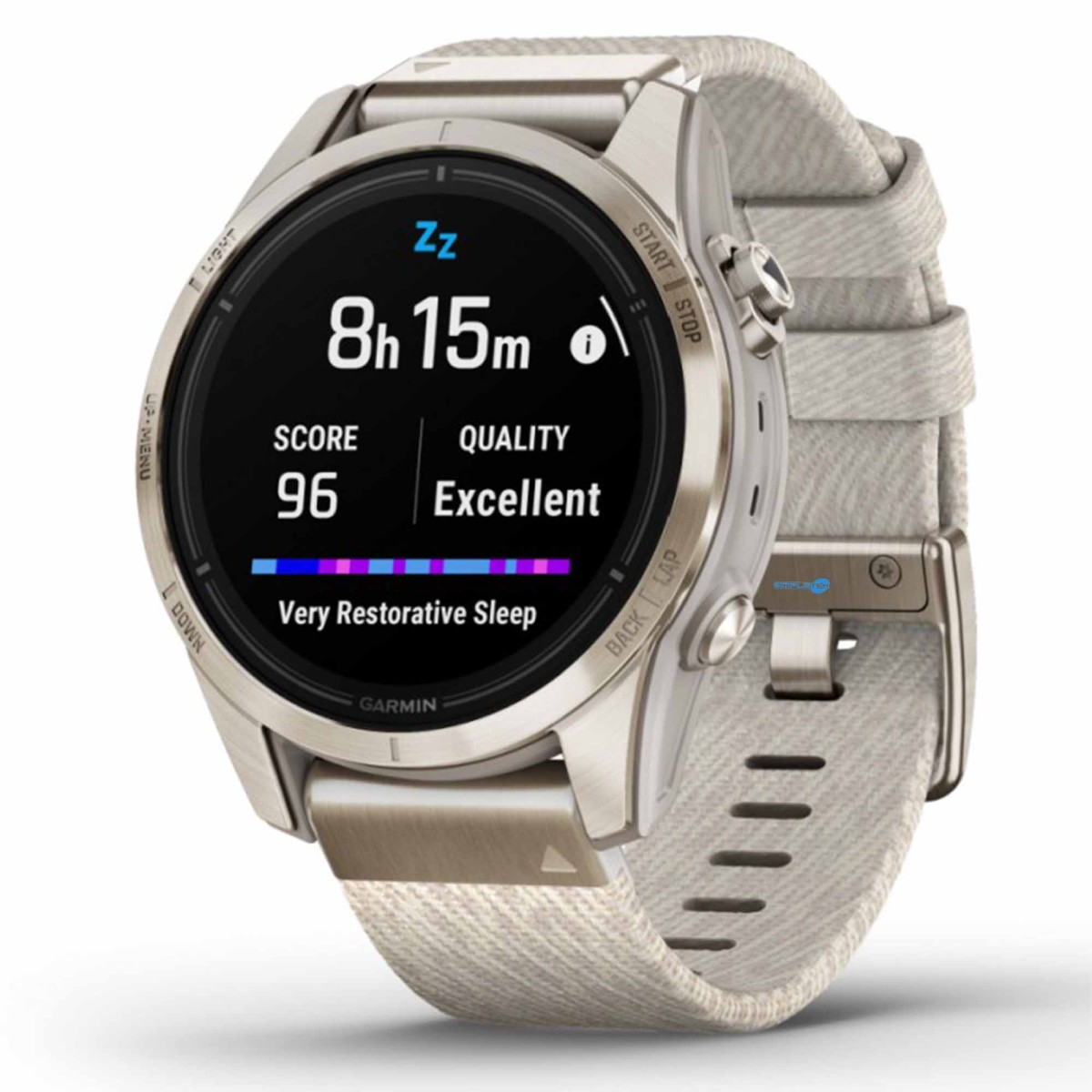 Uno smartwatch argentato con cinturino chiaro mostra 8h 15m di sonno, punteggio 96, qualità eccellente.