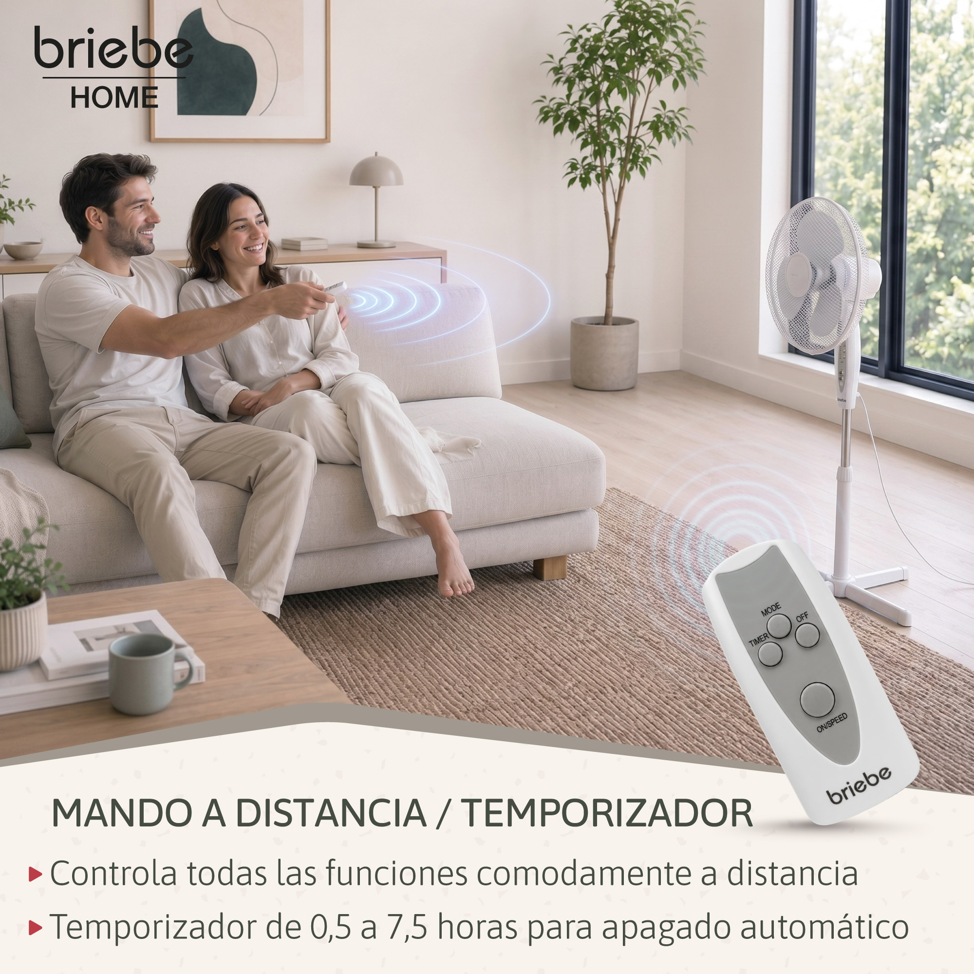Una pareja en un sofá usa un mando a distancia para un ventilador.