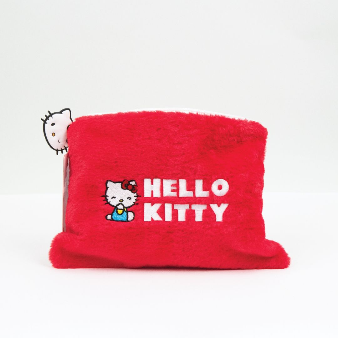 Czerwona pluszowa kosmetyczka z nadrukiem Hello Kitty i małym wisiorkiem.