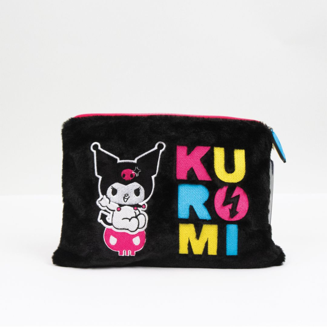 Czarna, puszysta kosmetyczka z postacią Kuromi i kolorowym napisem.
