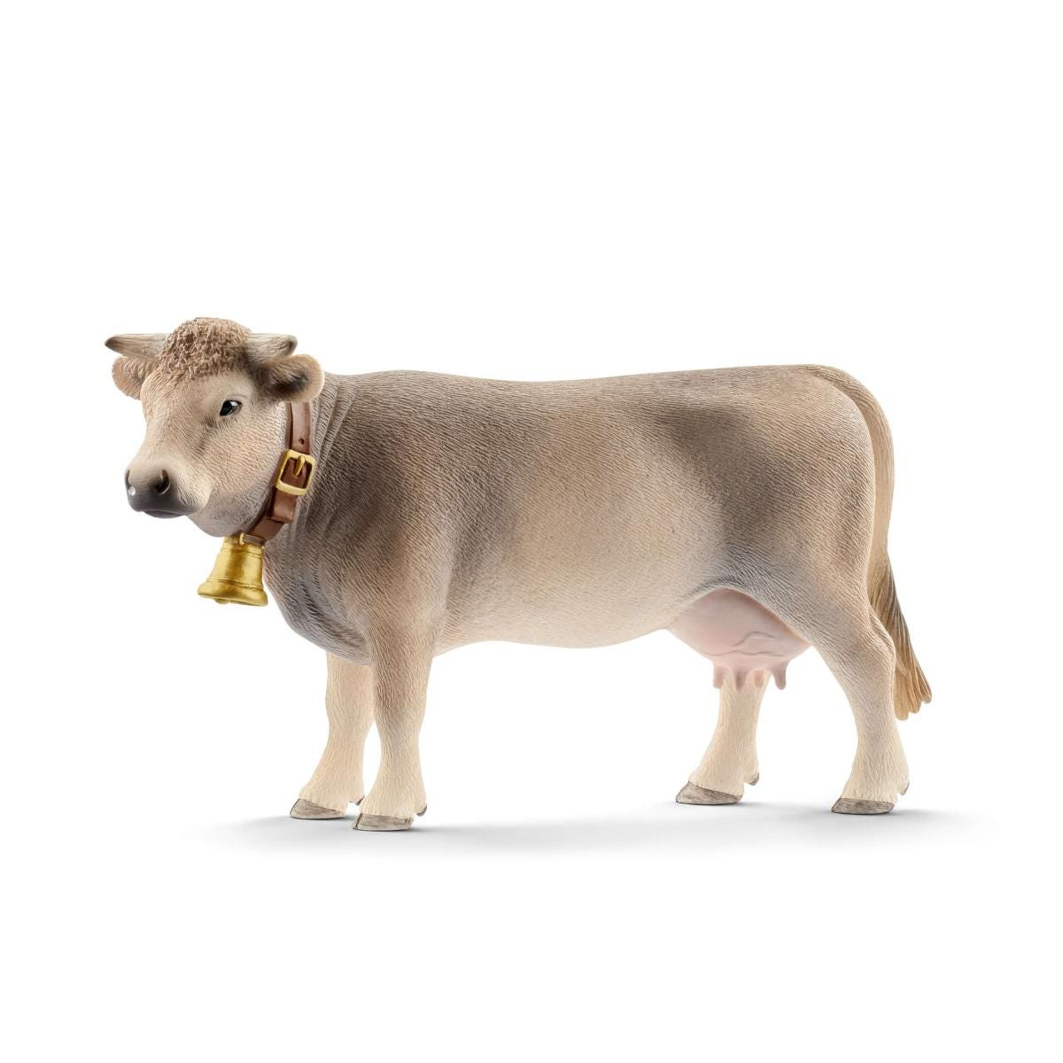 Una mucca marrone con un campanaccio al collo sta su sfondo bianco.