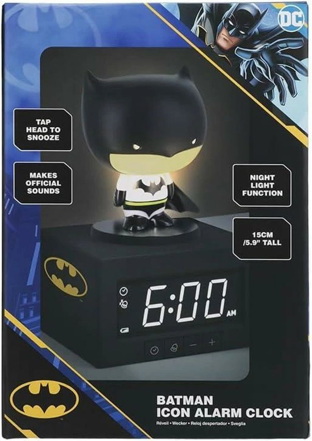 Budzik z ikoną Batmana, na górze stoi Batman. Wyświetla 6:00.