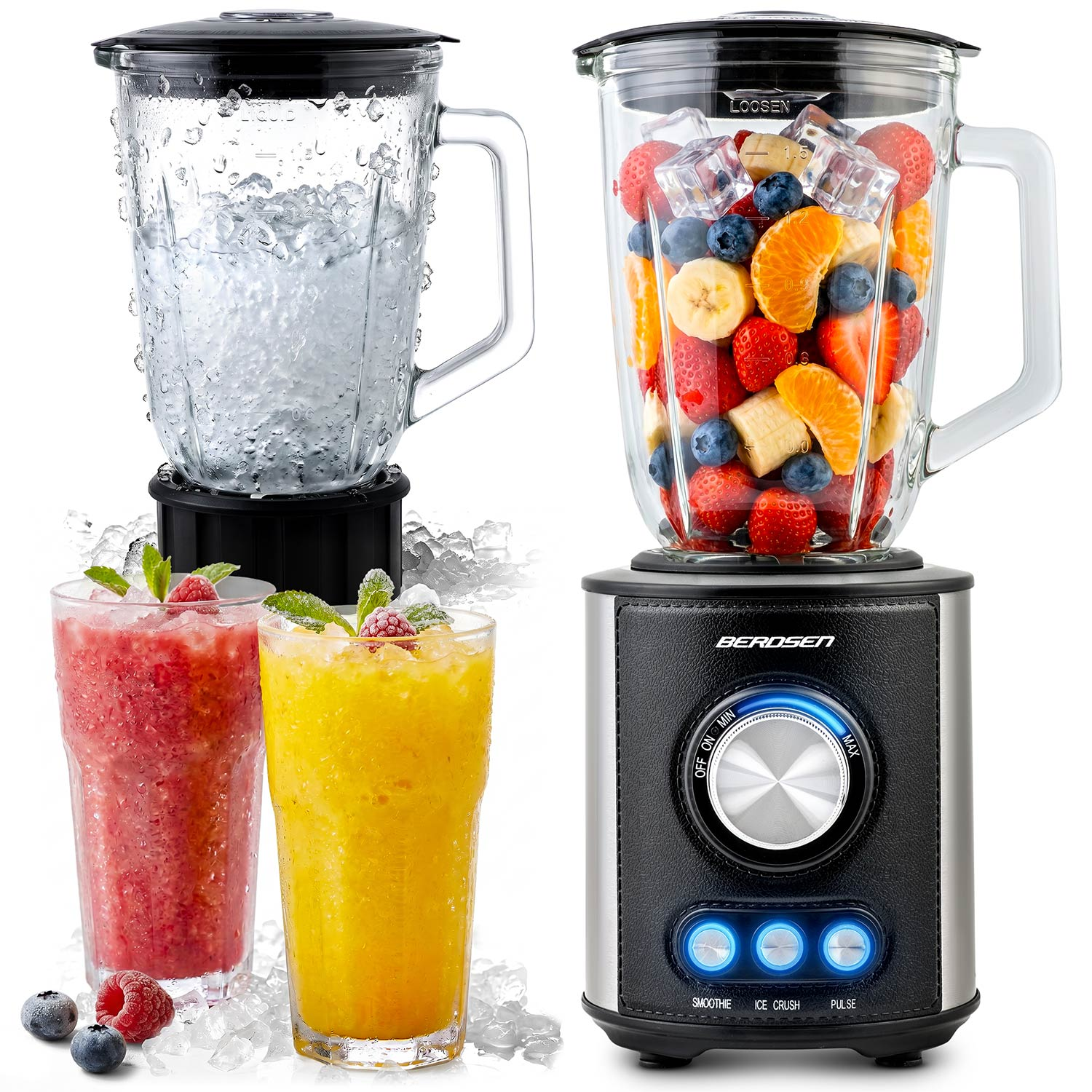 Un frullatore con frutta e ghiaccio, accanto due bicchieri di frullato su ghiaccio.