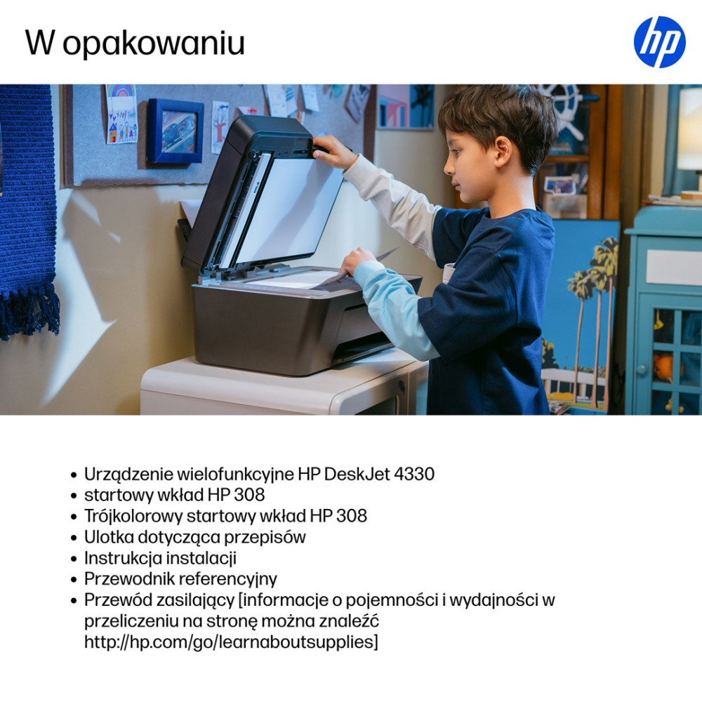 Chłopiec obsługuje drukarkę HP DeskJet z otwartą pokrywą w pokoju dziecka.
