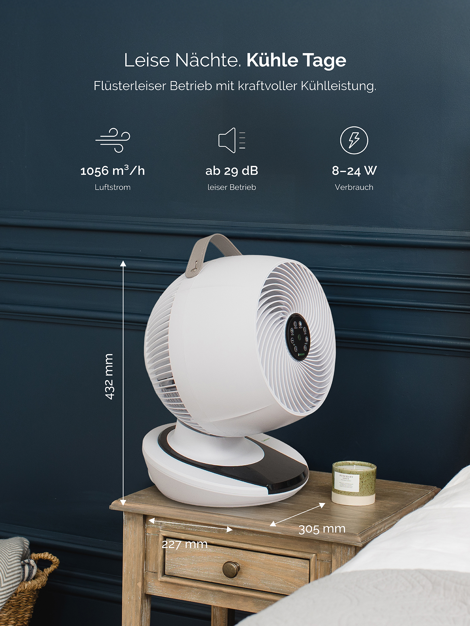 Ein weißer Ventilator steht auf einem Nachttisch neben einem Bett. Technische Daten werden angezeigt.