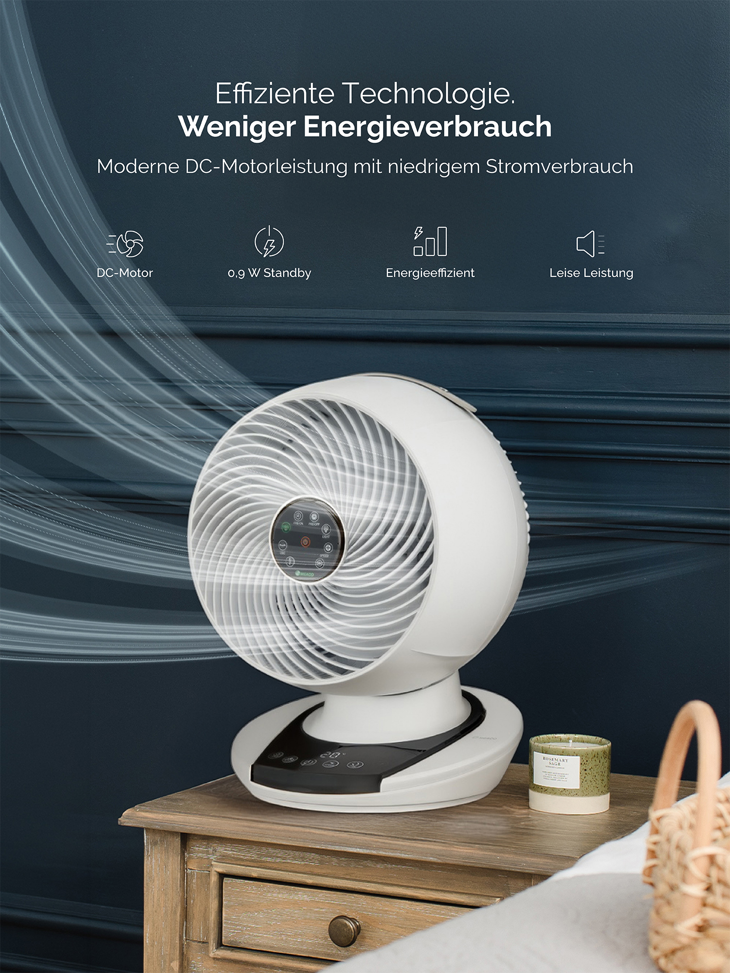Ein moderner weißer Ventilator steht auf einem Nachttisch aus Holz. Er ist mit Energieeffizienz gekennzeichnet.