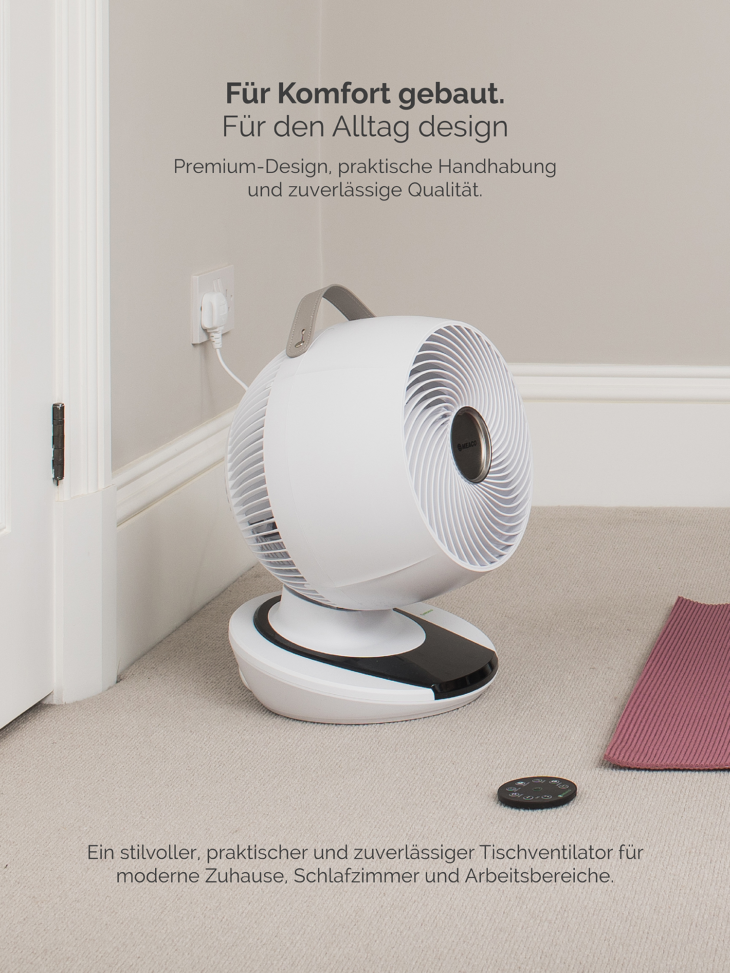 Weißer oszillierender Ventilator mit Fernbedienung auf Teppichboden neben einer Wand.