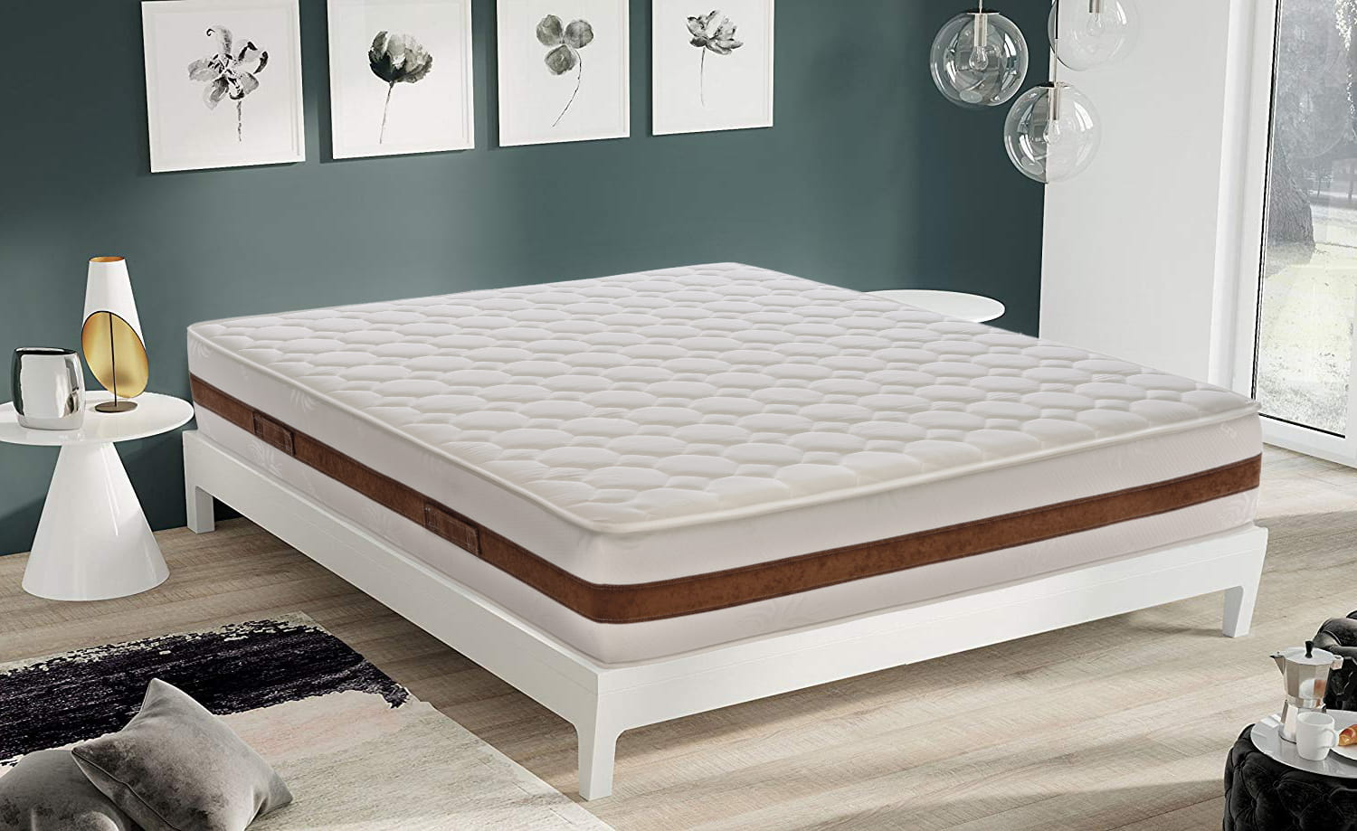 Una cama blanca con un colchón acolchado y detalles marrones.