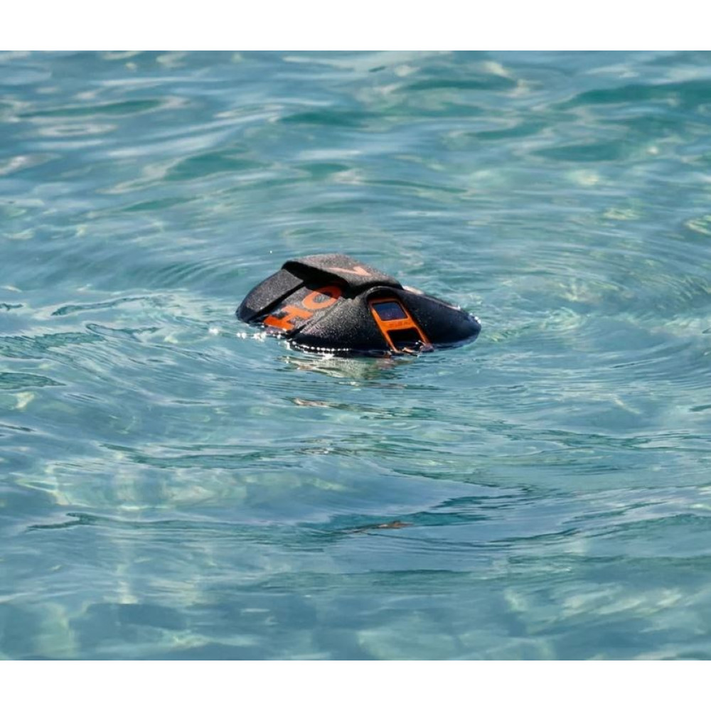 Ein schwarz-oranges Gerät schwimmt auf klarem blauem Wasser.