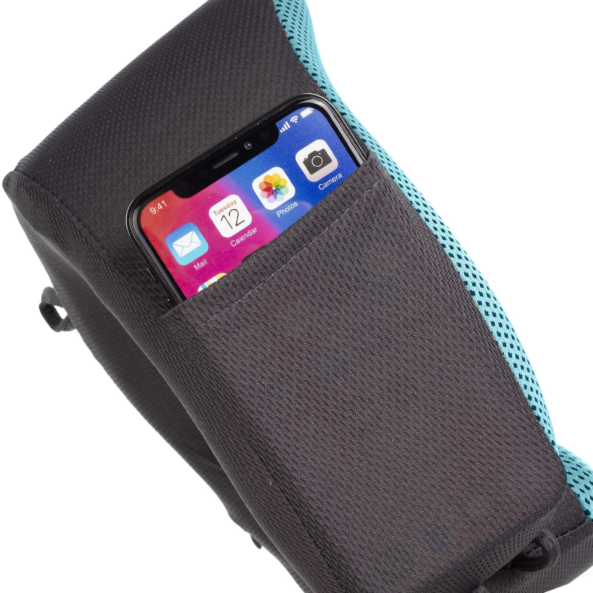 Tasca grigia con bordo blu, che contiene uno smartphone con app.
