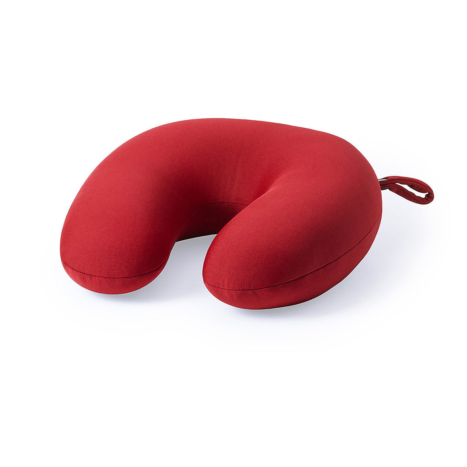 Un cuscino da viaggio rosso in tessuto con un anello, su sfondo bianco.