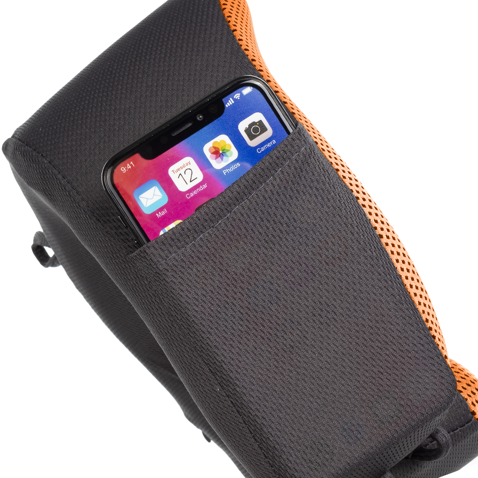 Uno smartphone è infilato in una tasca scura con bordo arancione.