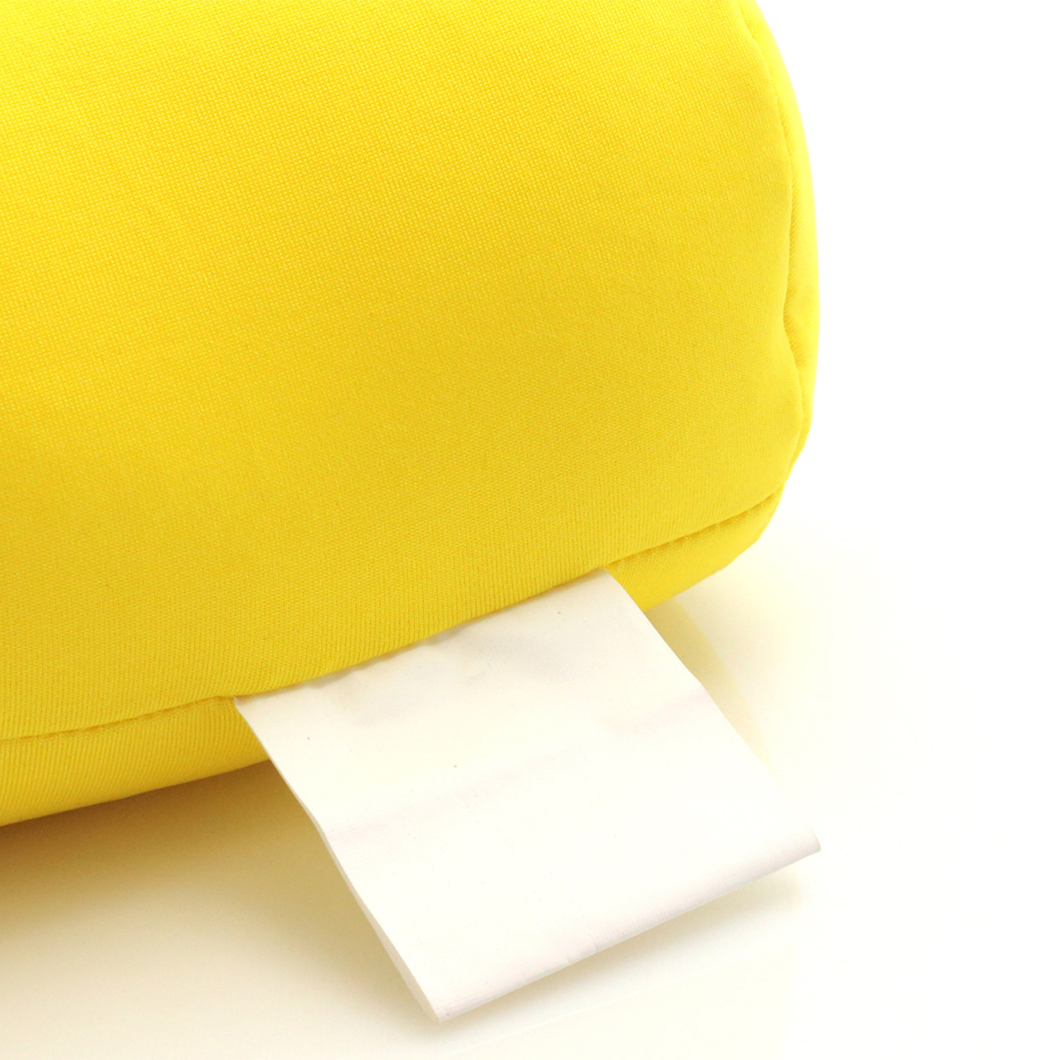 Un oggetto giallo e rotondo con un'etichetta bianca.