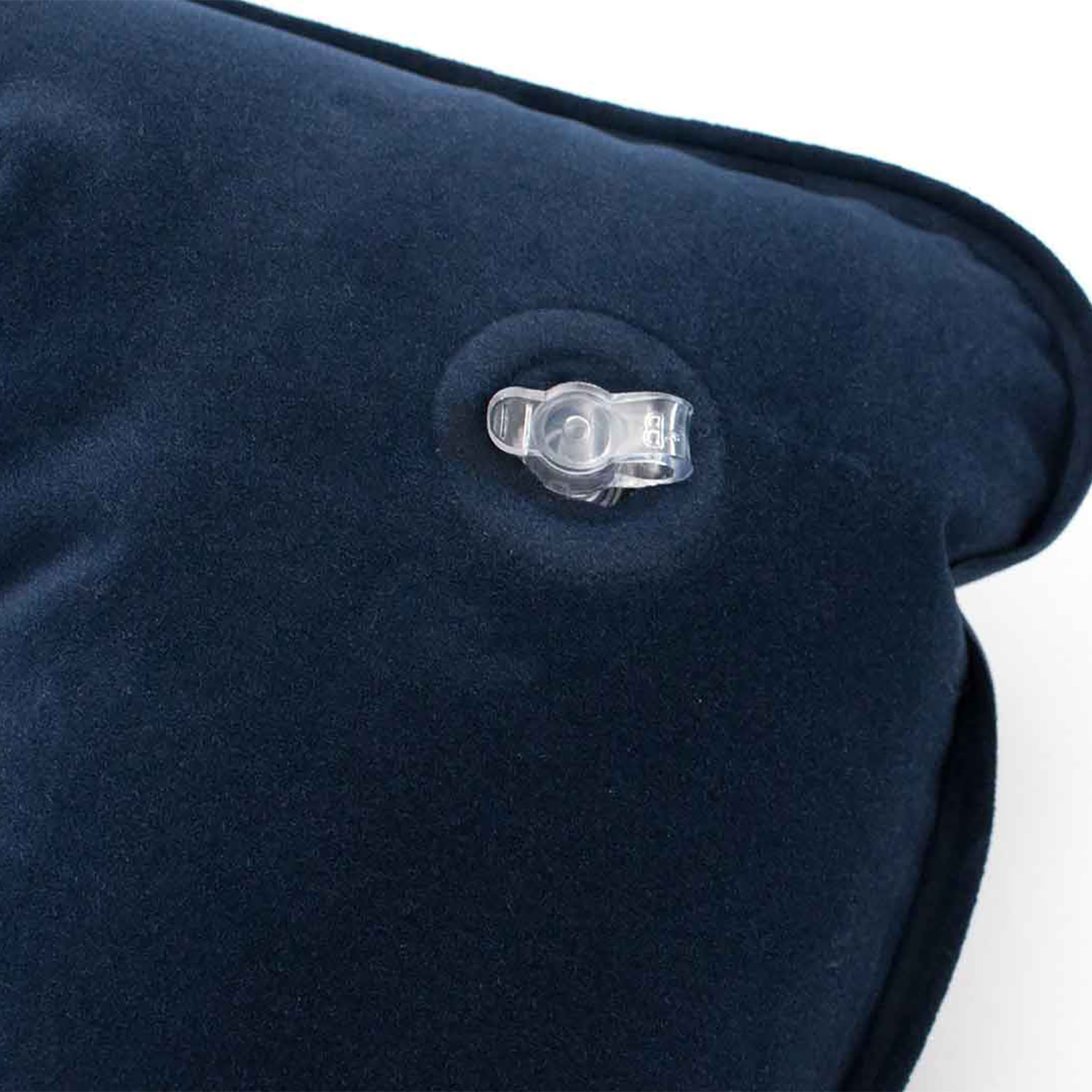 Cuscino gonfiabile blu scuro con valvola trasparente.