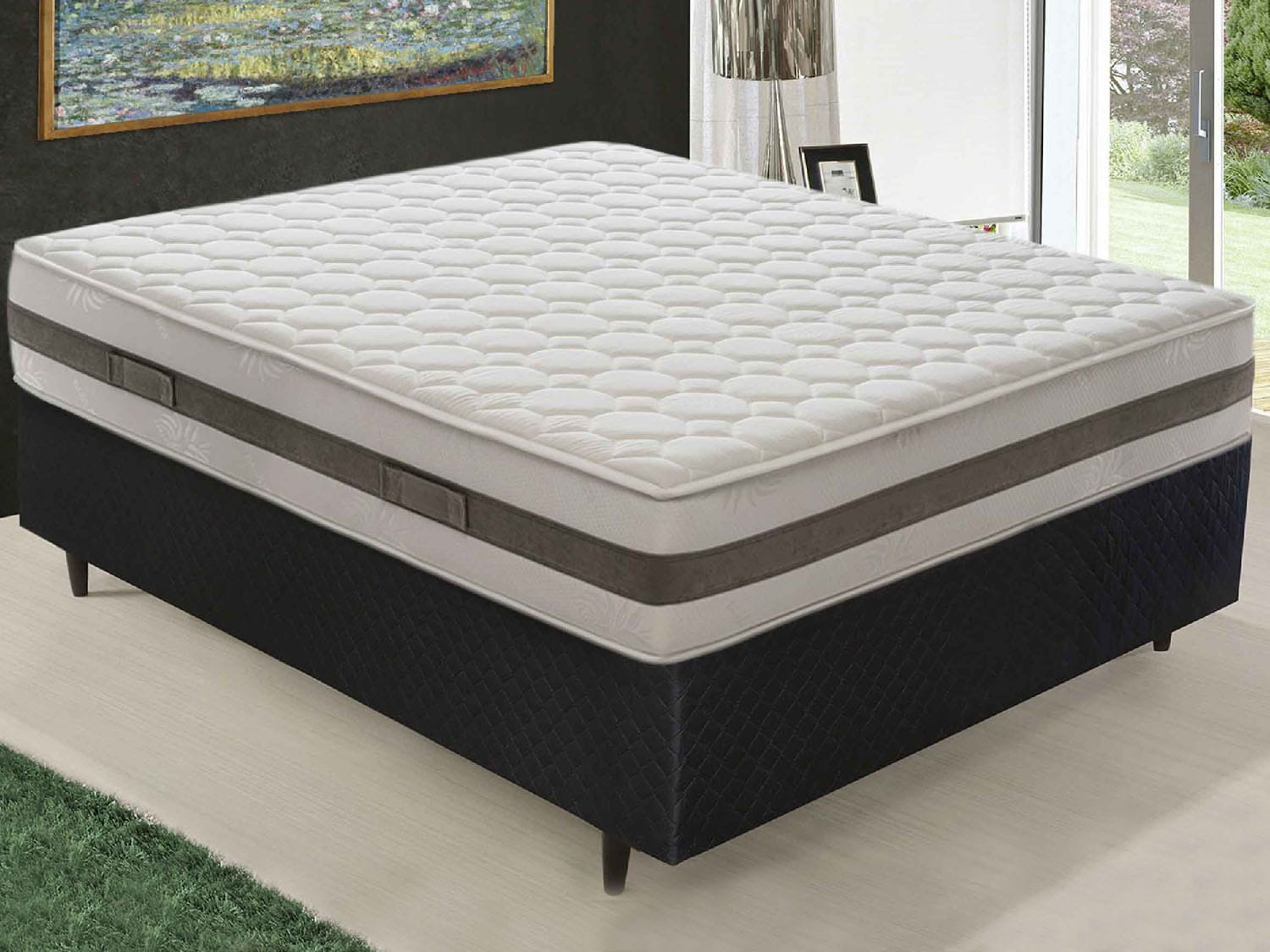 Un colchón blanco sobre una base de cama oscura con patas de madera.